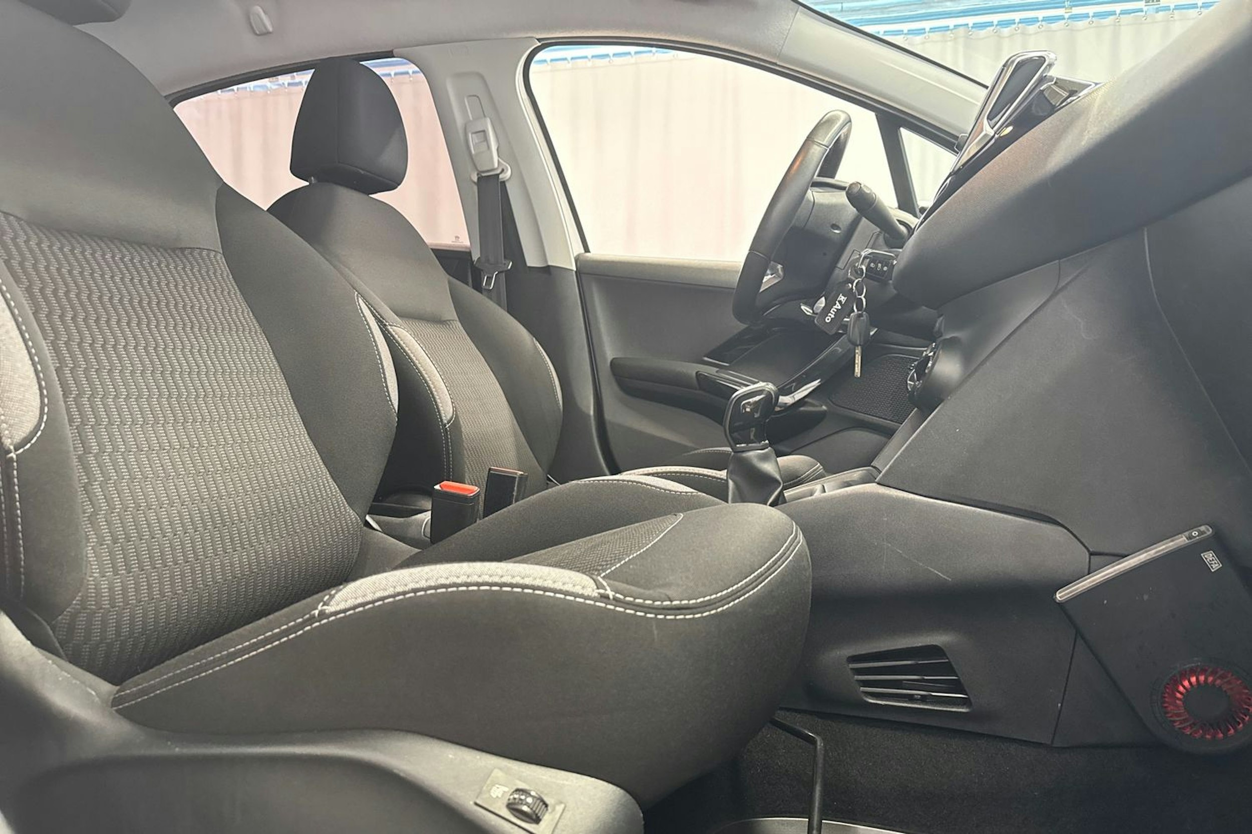 valkoinen Peugeot 208 2015 kuva 23.