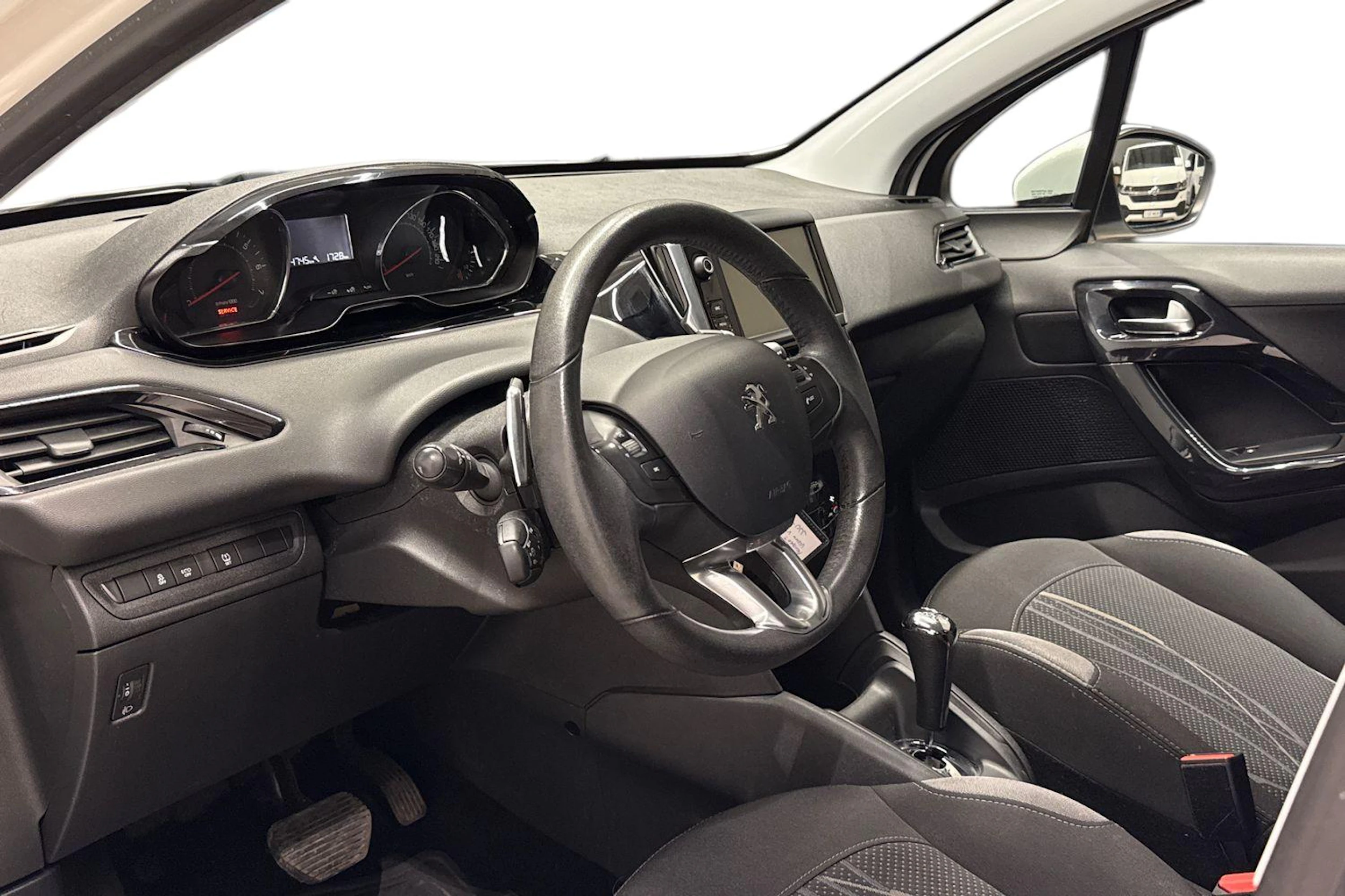 Valkoinen Peugeot 208 2015 kuva 6.