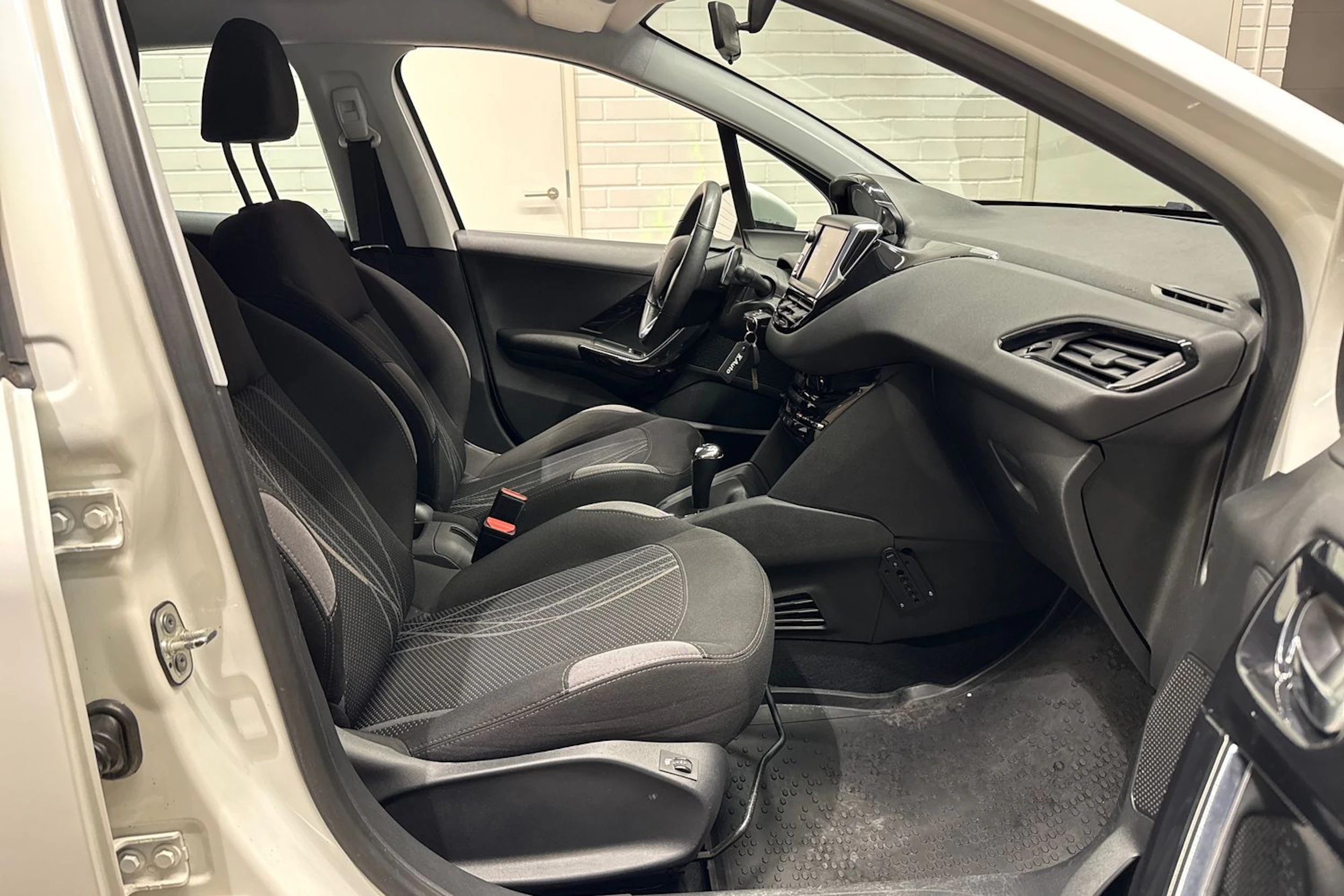 Valkoinen Peugeot 208 2015 kuva 11.