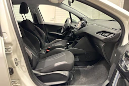 Valkoinen Peugeot 208 2015 kuva 11.