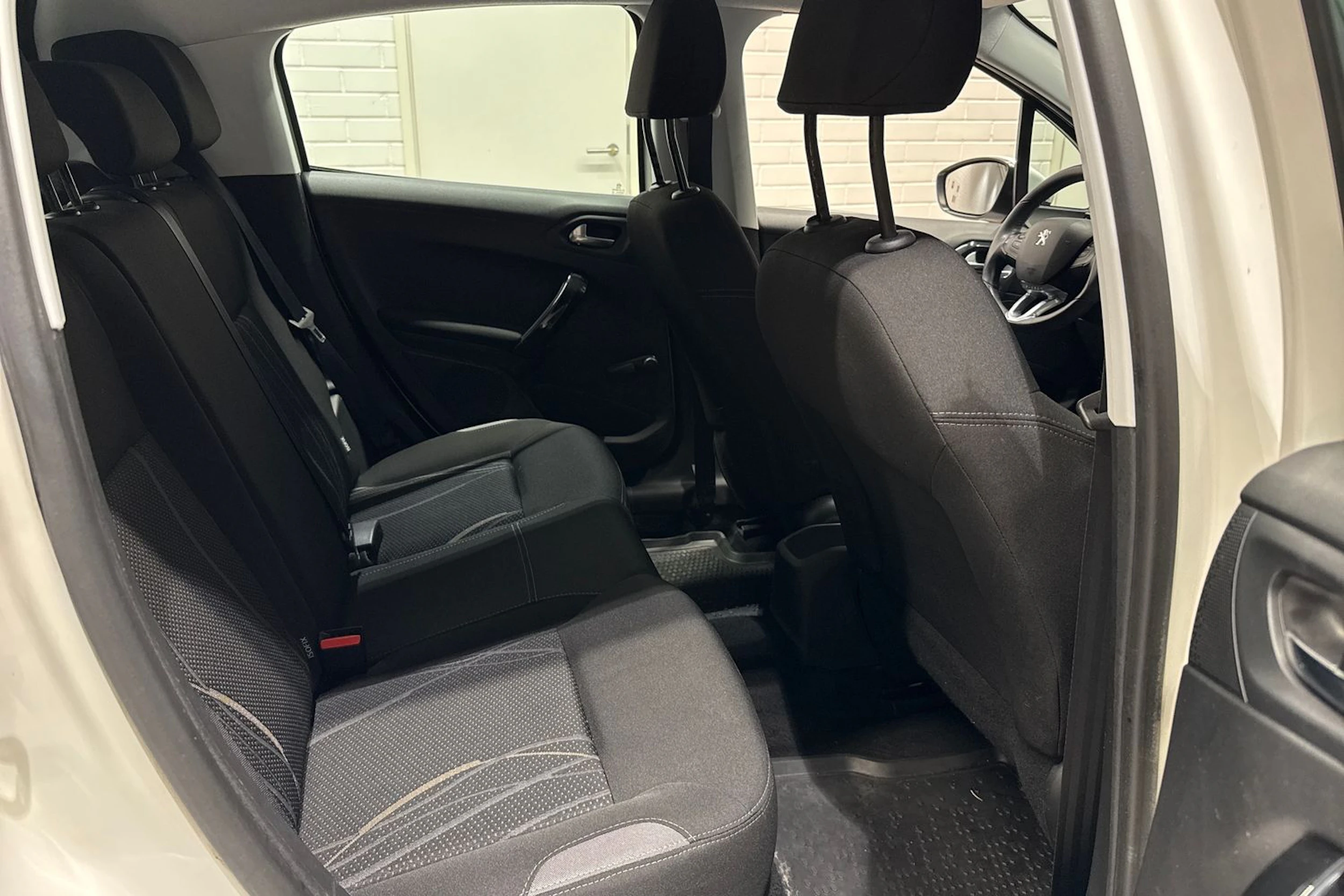 Valkoinen Peugeot 208 2015 kuva 12.