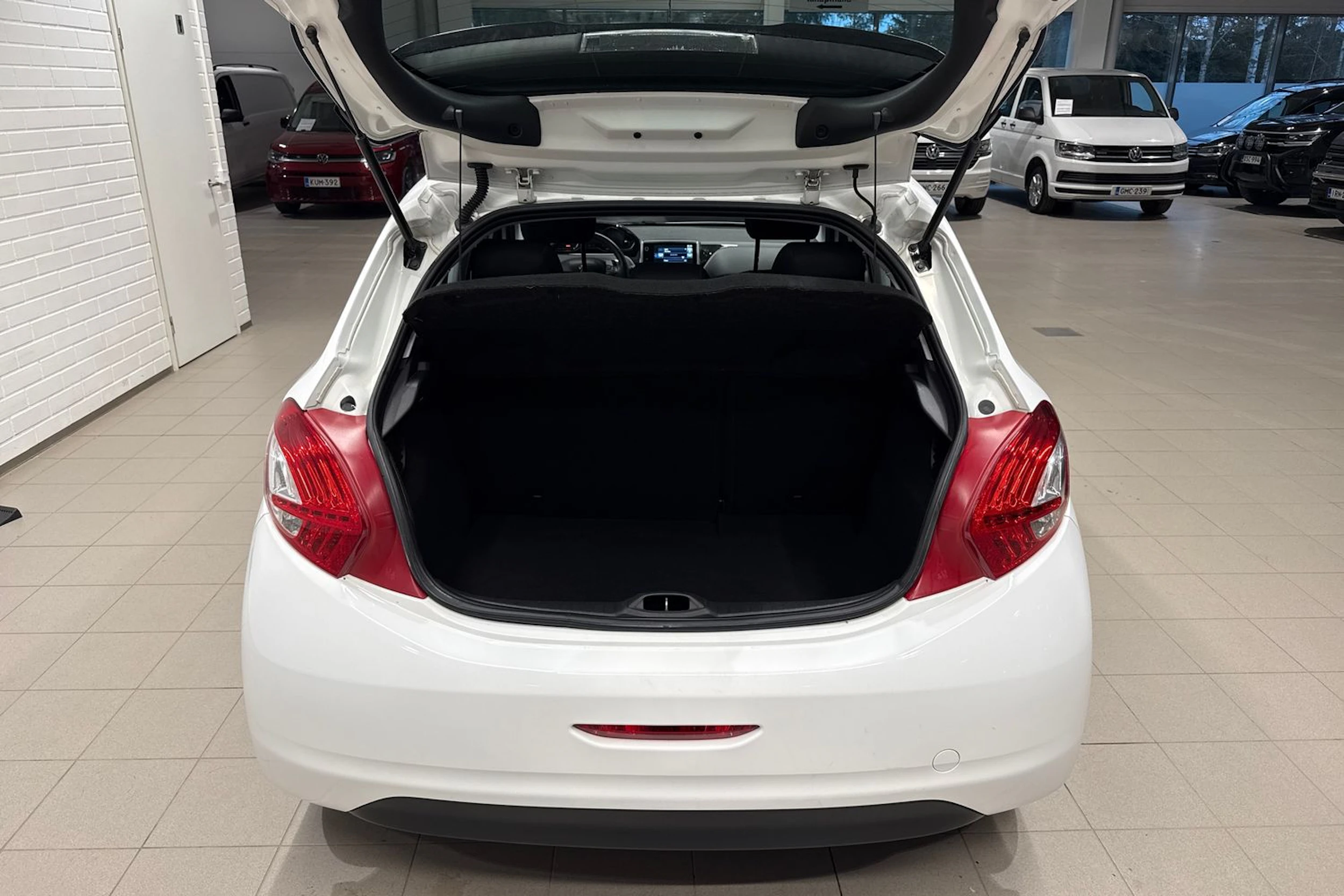 Valkoinen Peugeot 208 2015 kuva 13.