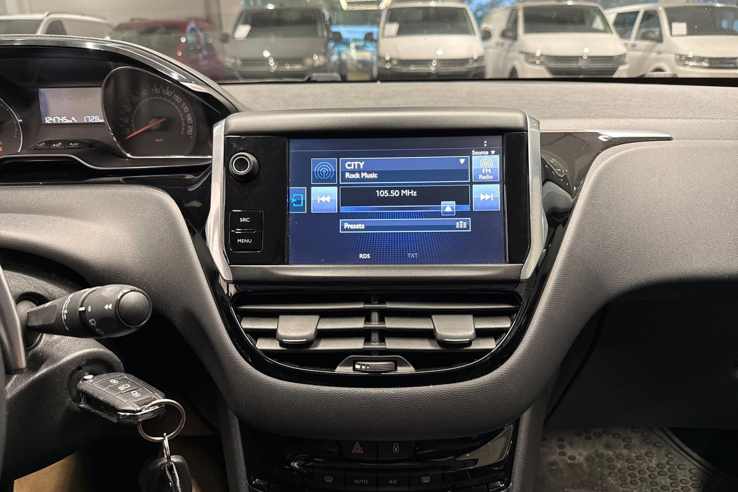 Valkoinen Peugeot 208 2015 kuva 14.