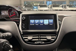 Valkoinen Peugeot 208 2015 kuva 15.