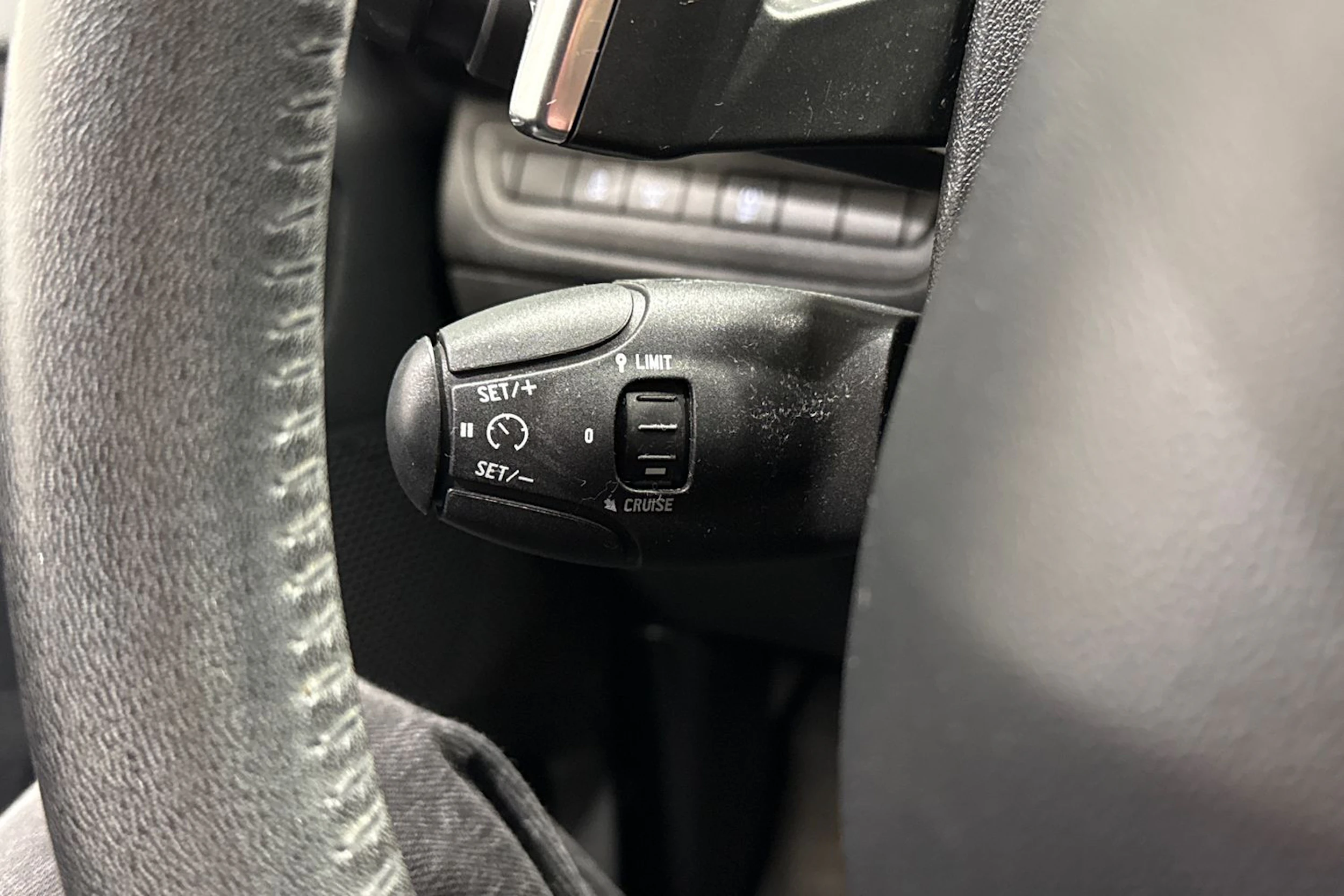 Valkoinen Peugeot 208 2015 kuva 16.