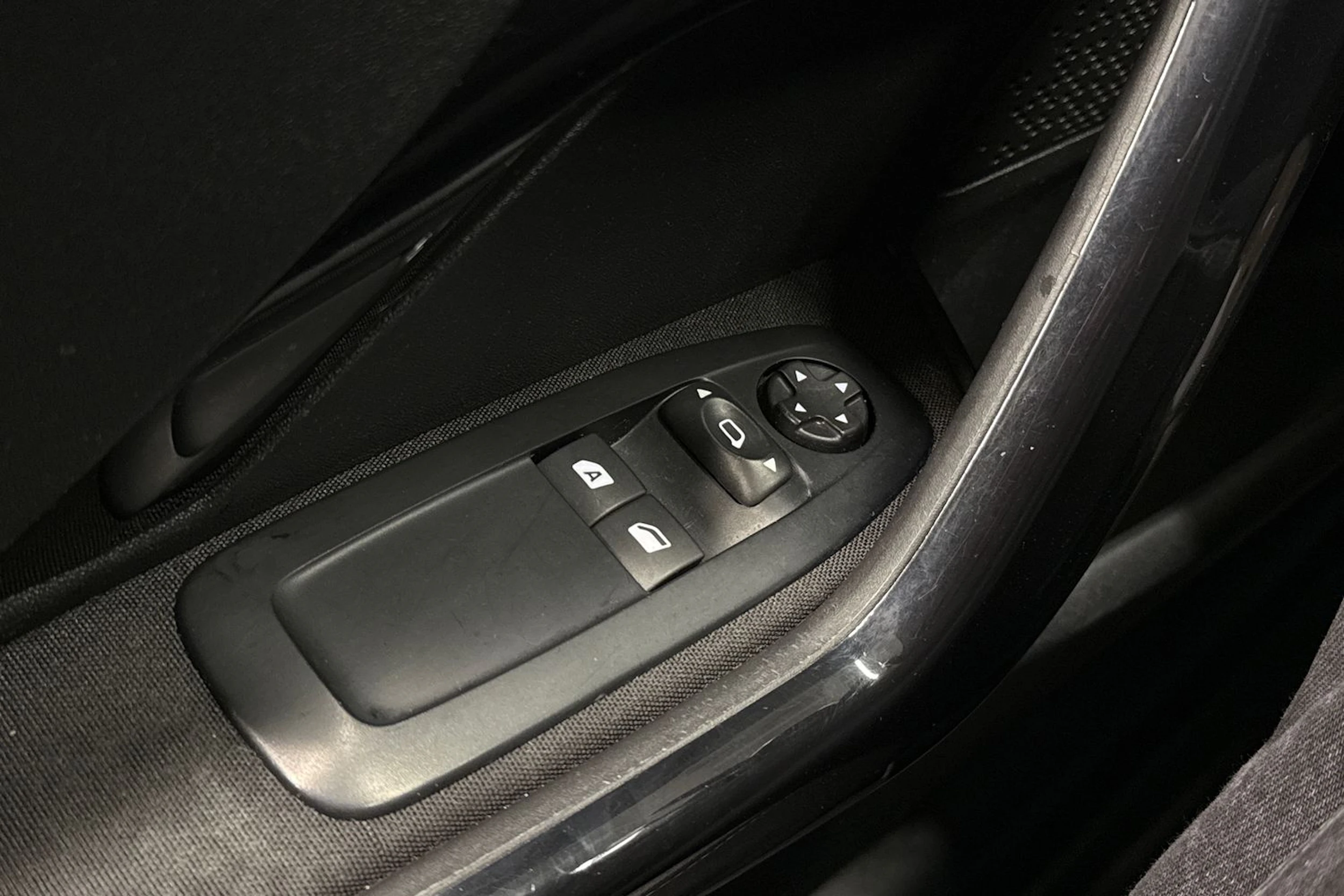 Valkoinen Peugeot 208 2015 kuva 17.