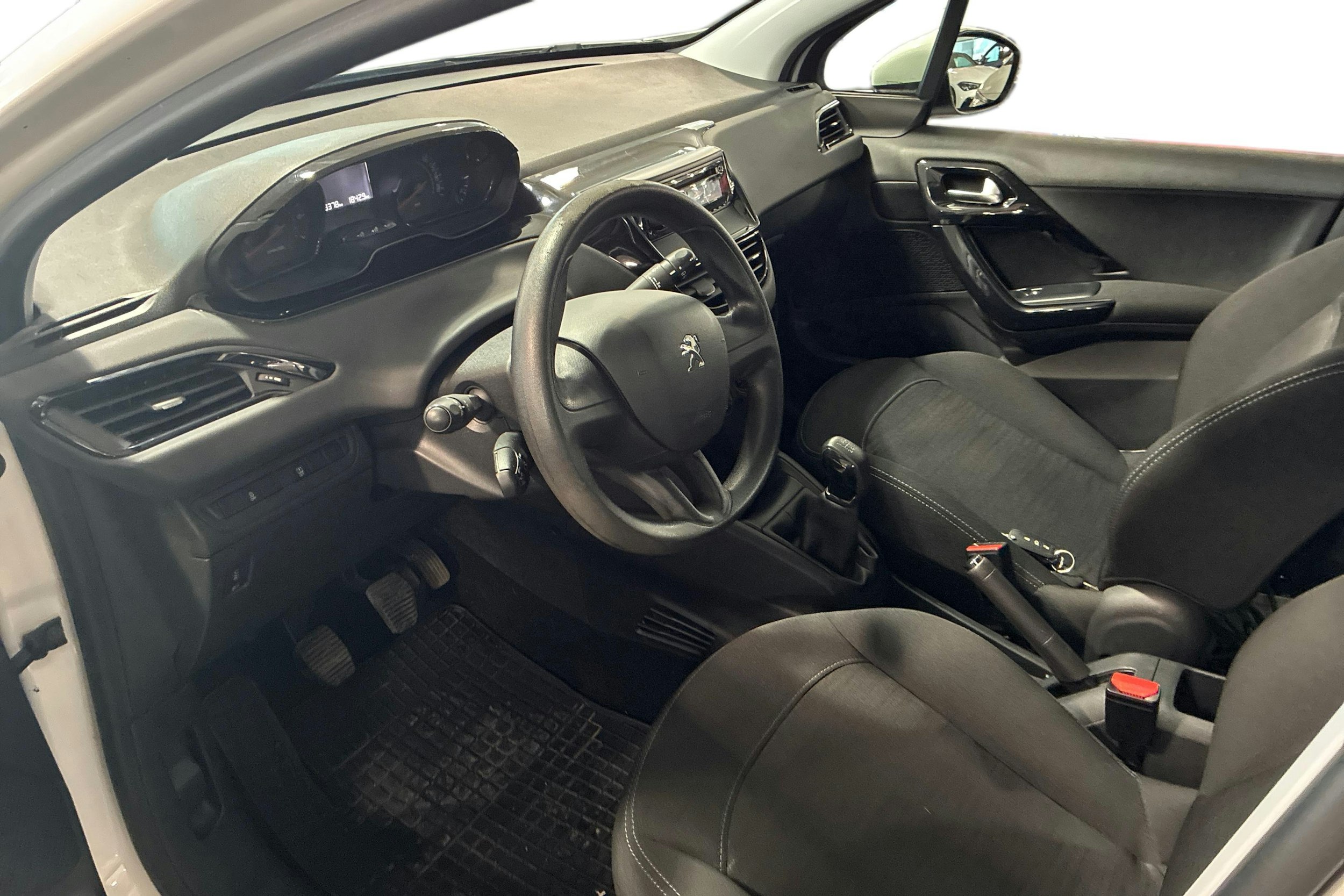 valkoinen Peugeot 208 2015 kuva 6.