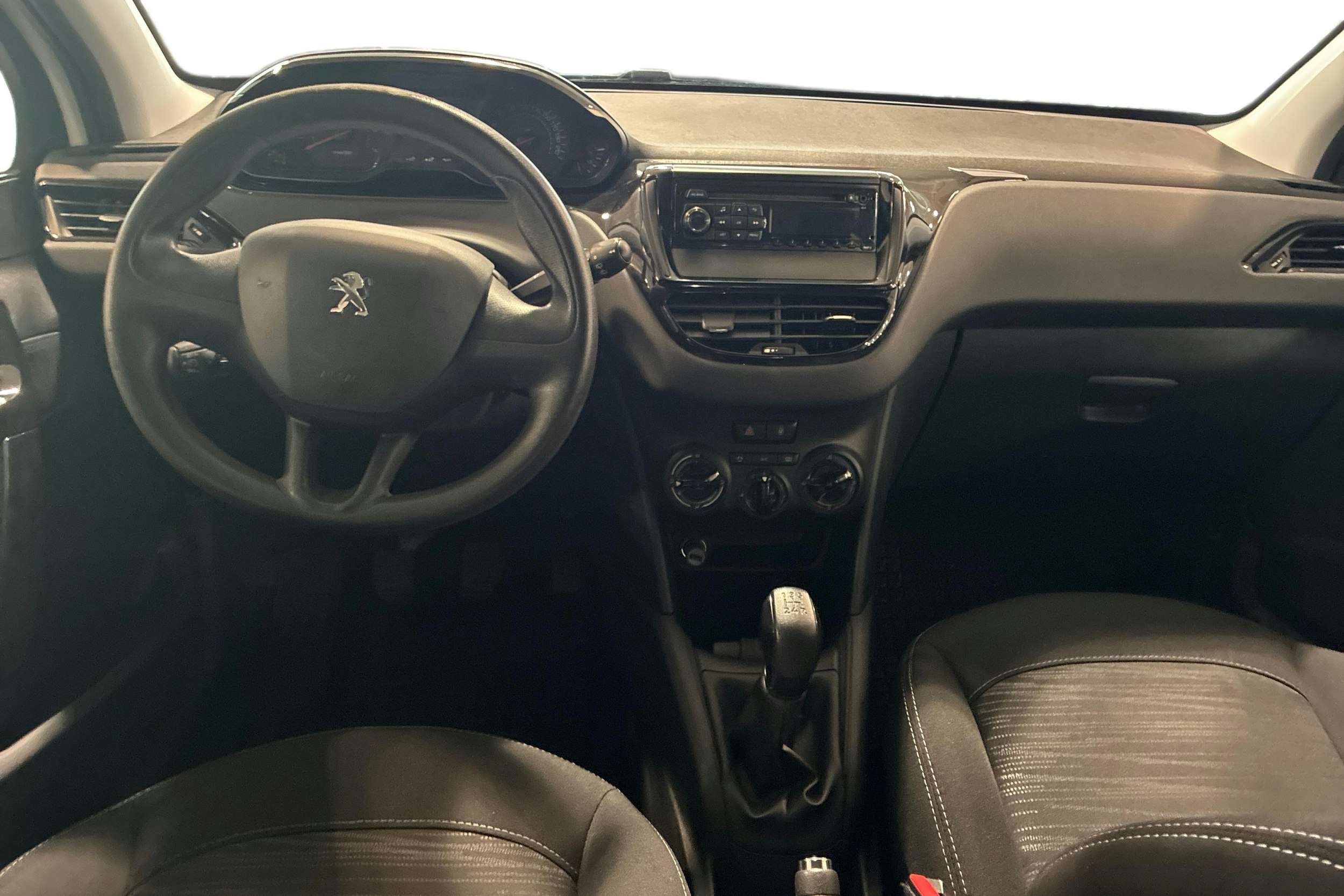 valkoinen Peugeot 208 2015 kuva 7.