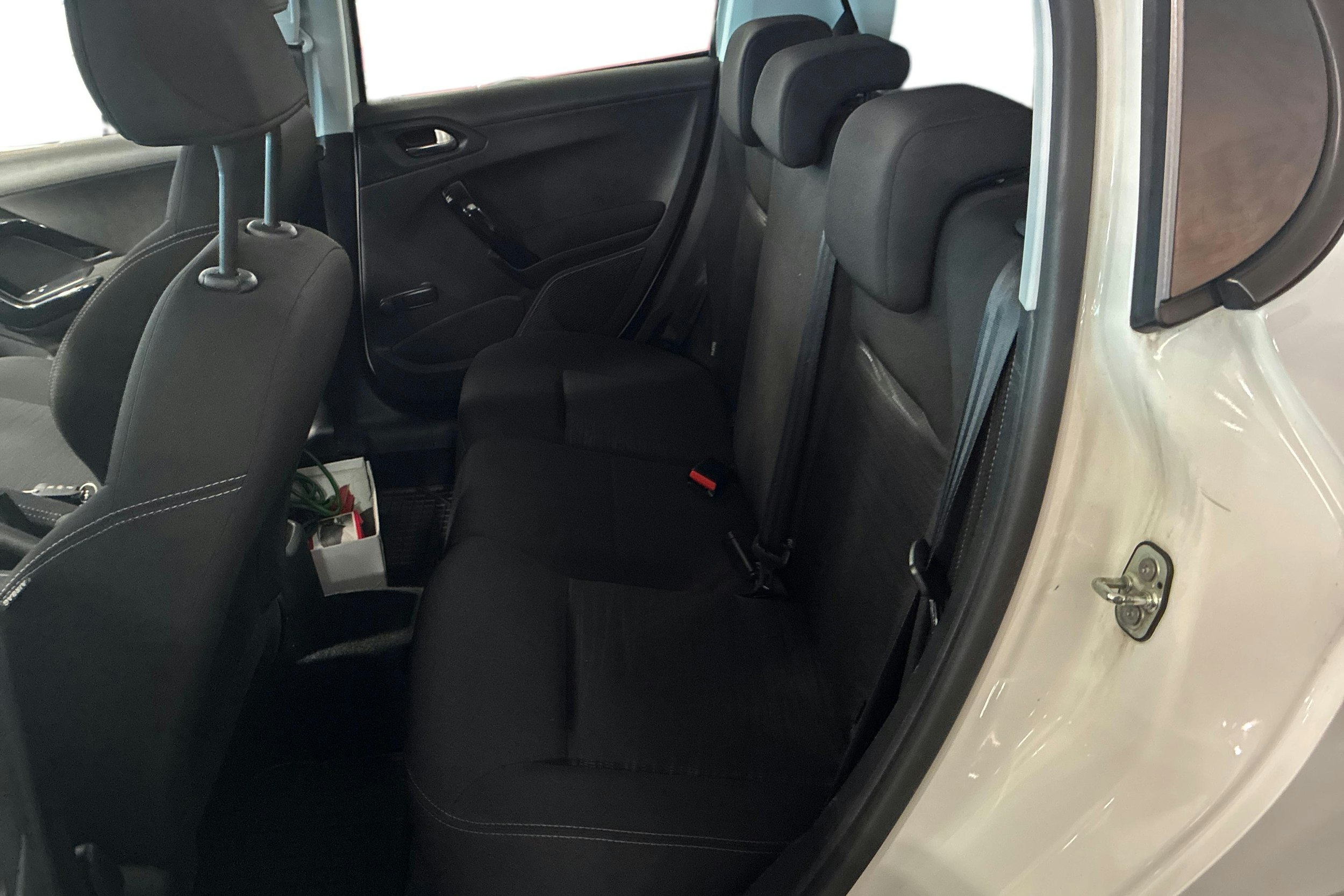 valkoinen Peugeot 208 2015 kuva 8.