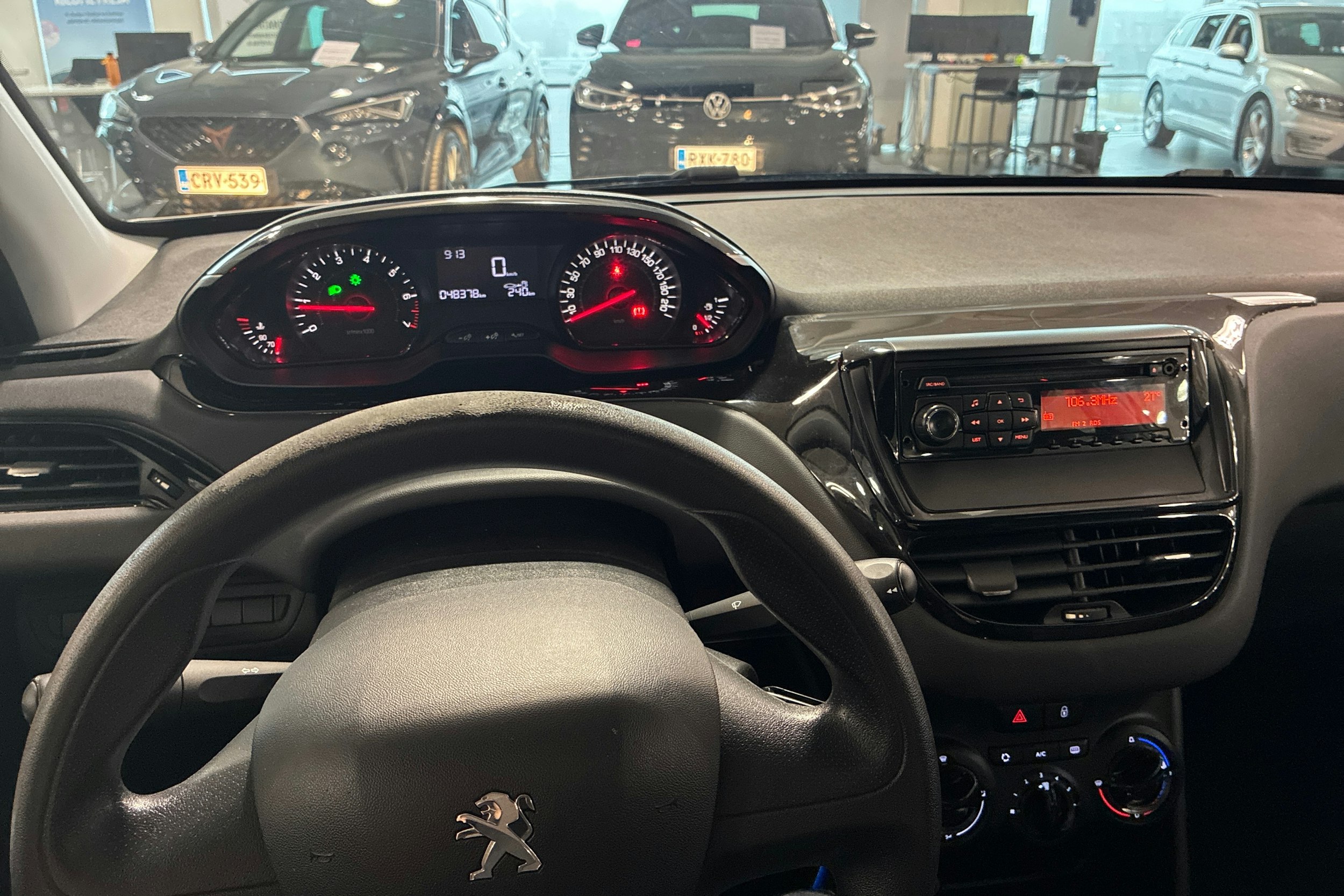 valkoinen Peugeot 208 2015 kuva 13.