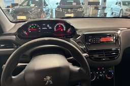 valkoinen Peugeot 208 2015 kuva 13.