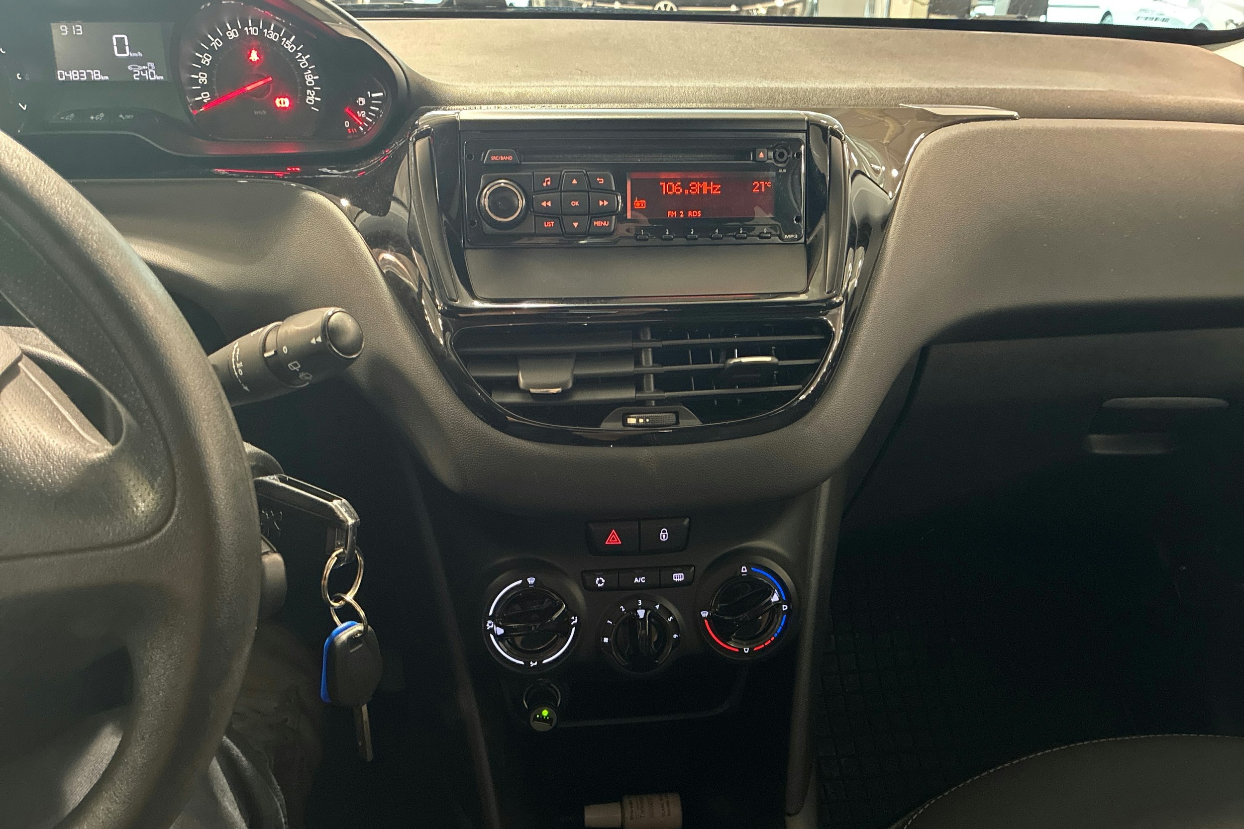 valkoinen Peugeot 208 2015 kuva 14.