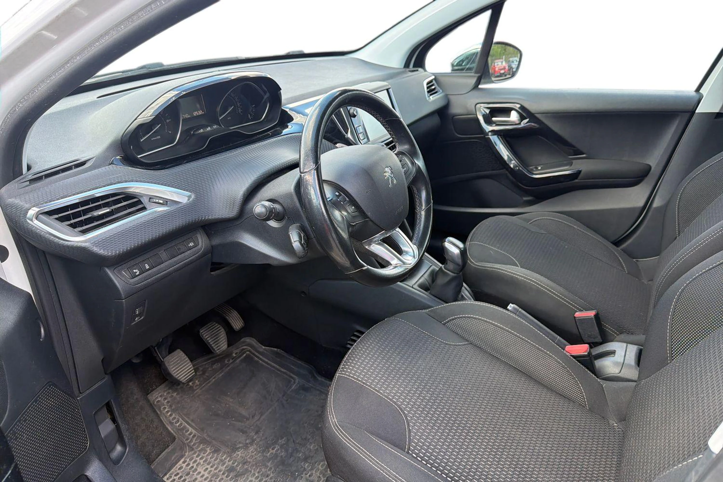 Valkoinen Peugeot 208 2016 kuva 3.