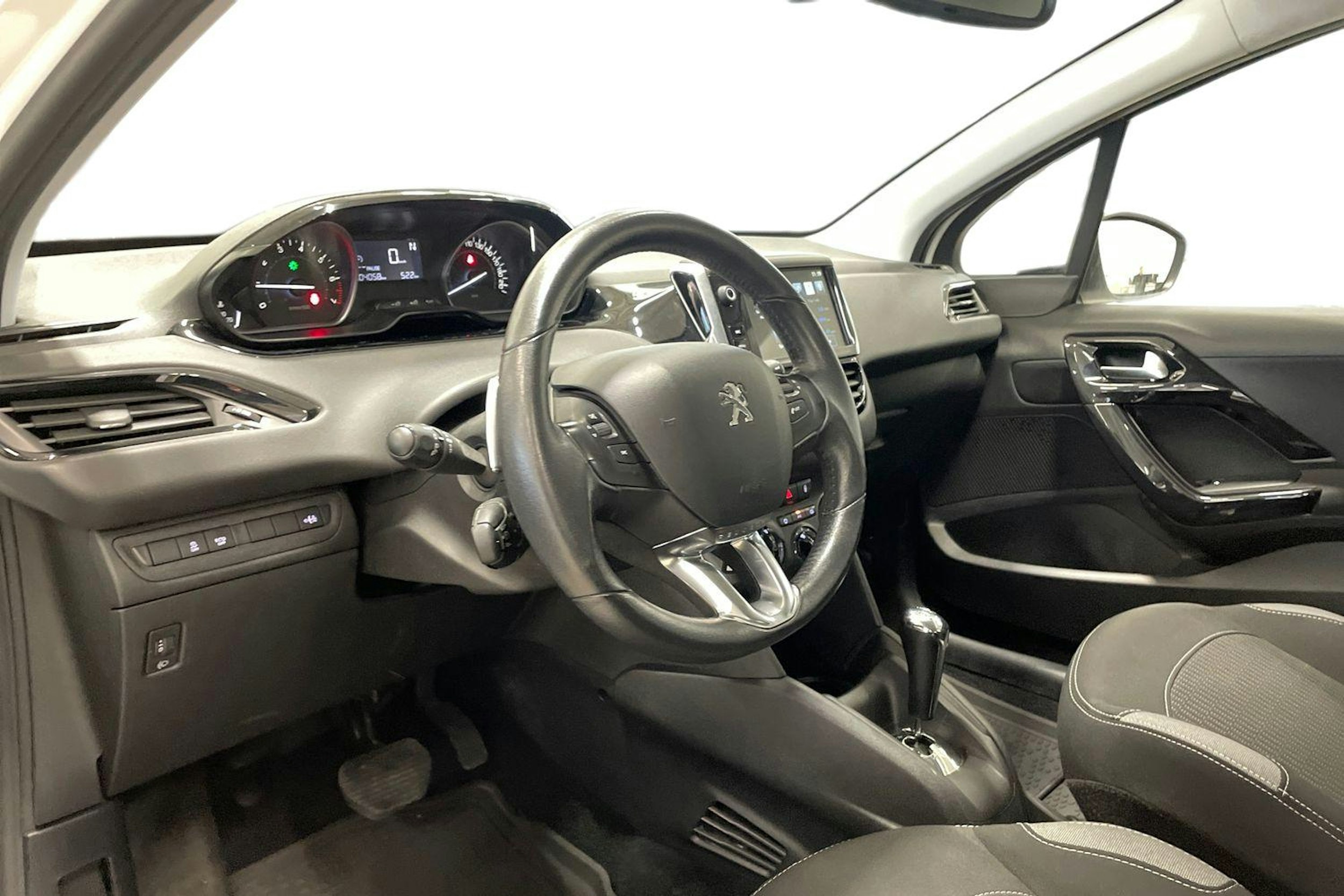valkoinen Peugeot 208 2016 kuva 7.