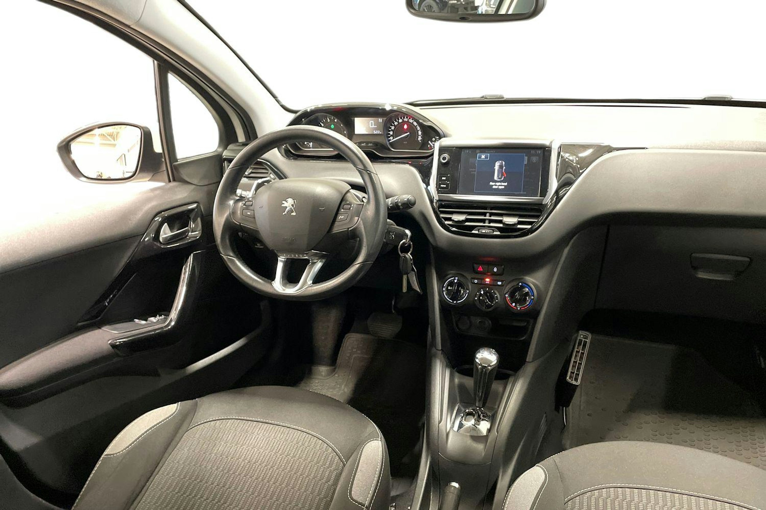 valkoinen Peugeot 208 2016 kuva 9.