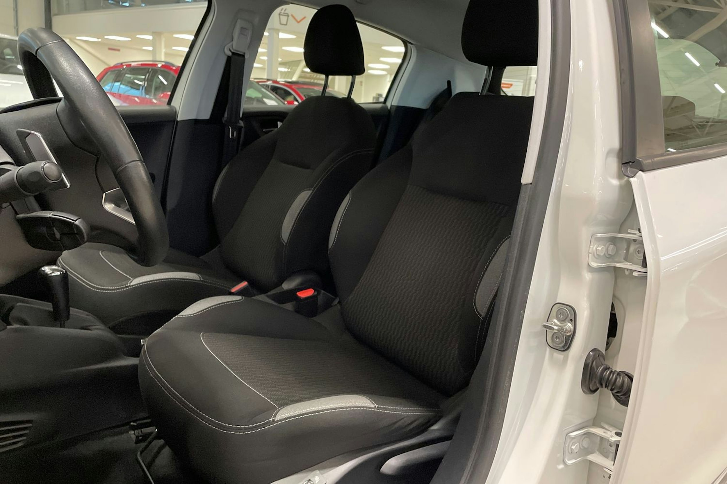 valkoinen Peugeot 208 2016 kuva 14.