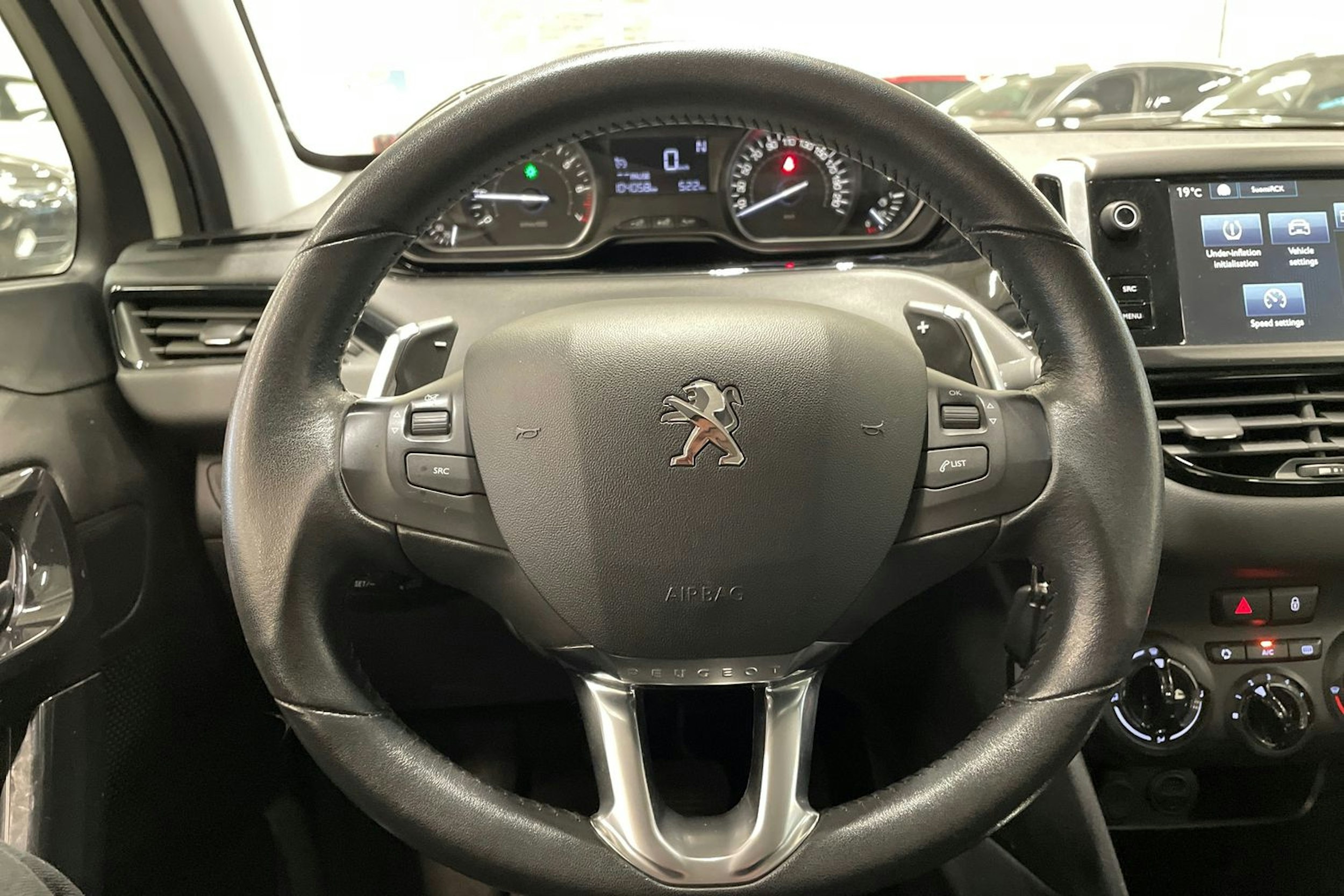 valkoinen Peugeot 208 2016 kuva 16.