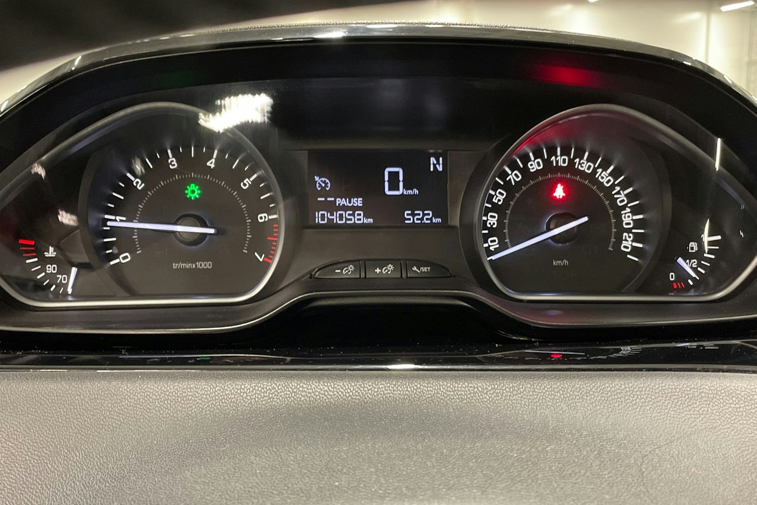 valkoinen Peugeot 208 2016 kuva 19.