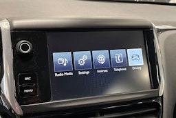 valkoinen Peugeot 208 2016 kuva 21.