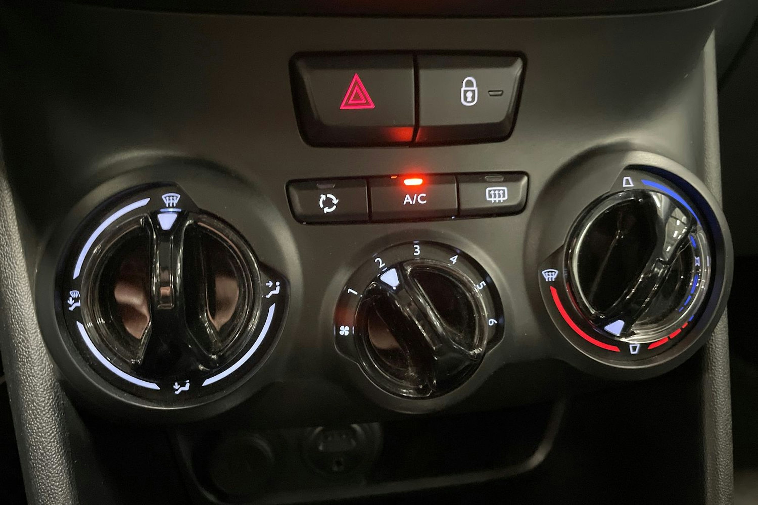 valkoinen Peugeot 208 2016 kuva 26.