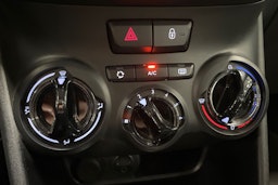 valkoinen Peugeot 208 2016 kuva 26.