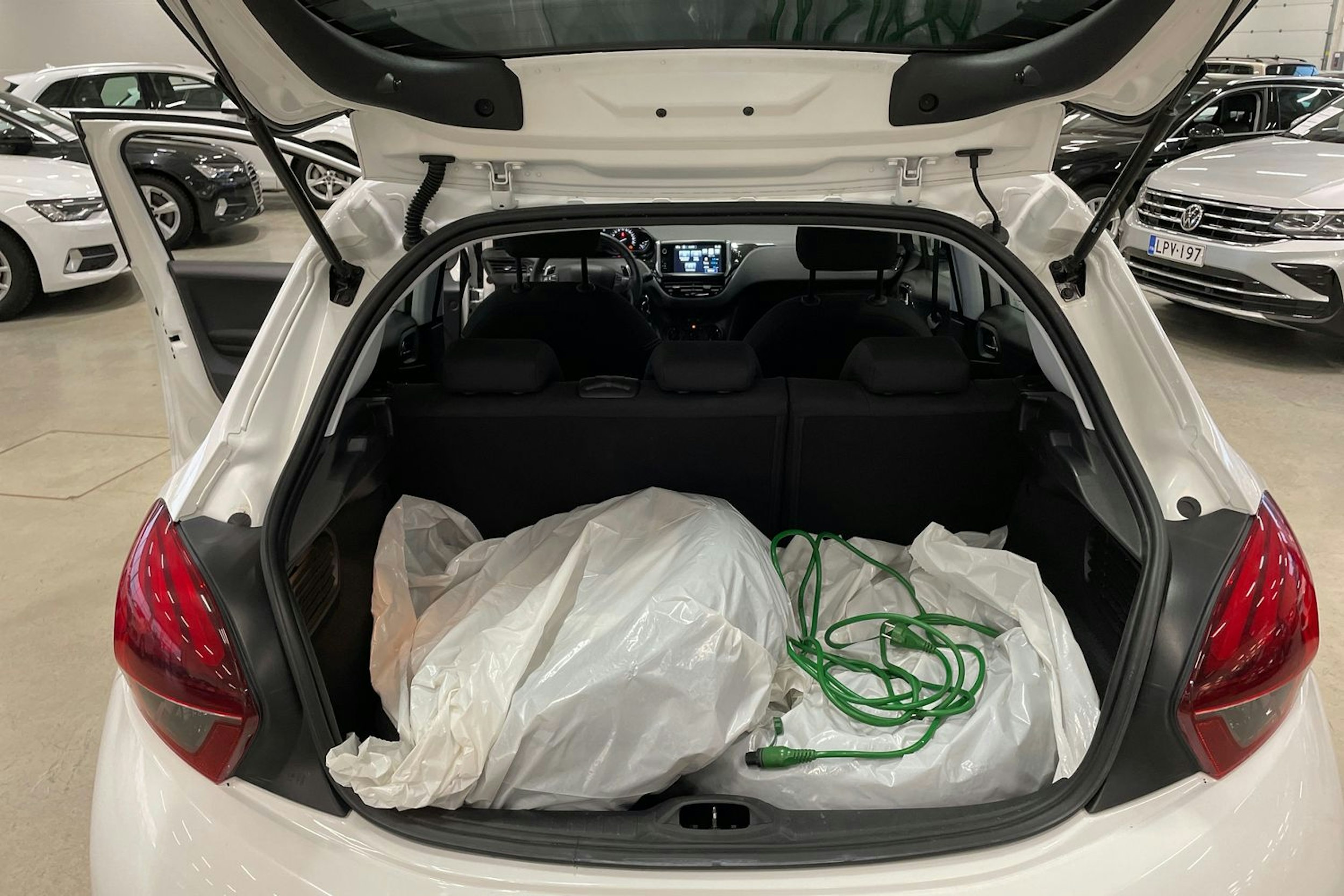 valkoinen Peugeot 208 2016 kuva 30.