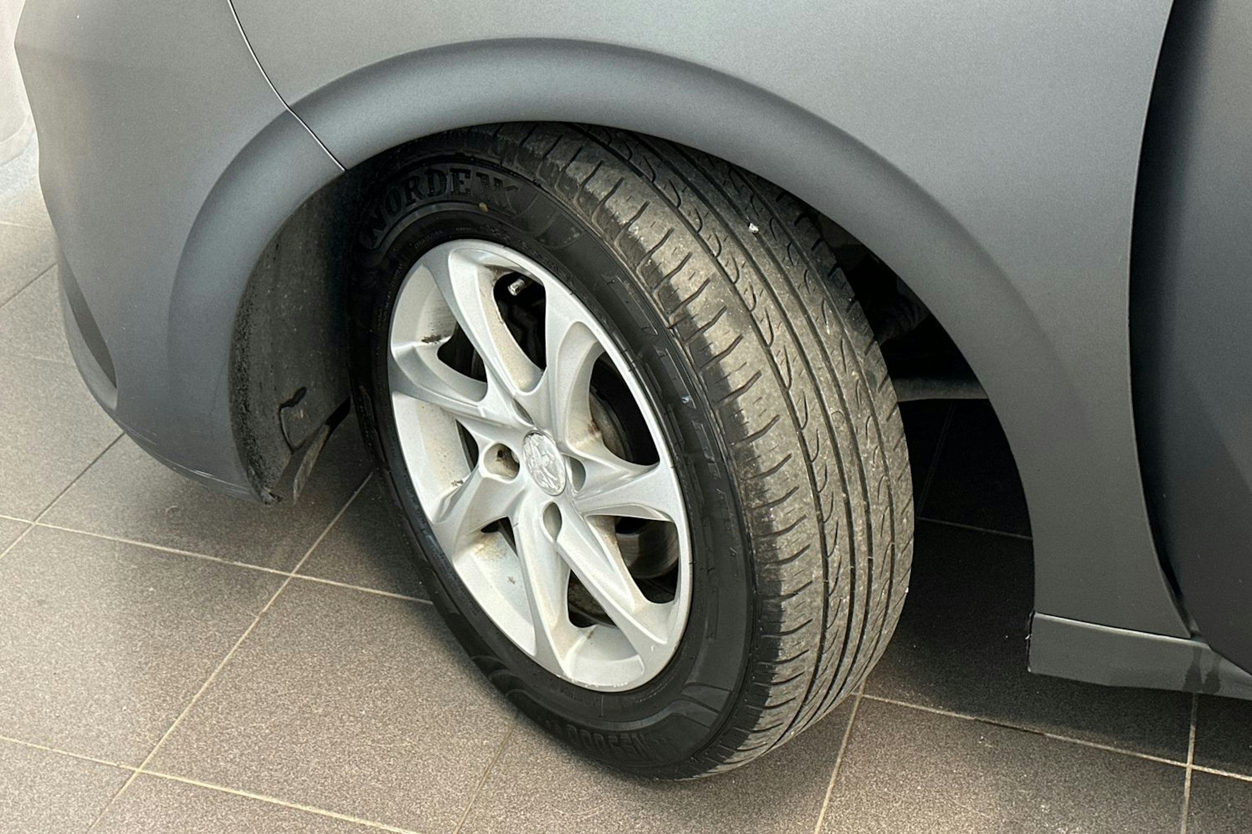 harmaa Peugeot 208 2016 kuva 13.