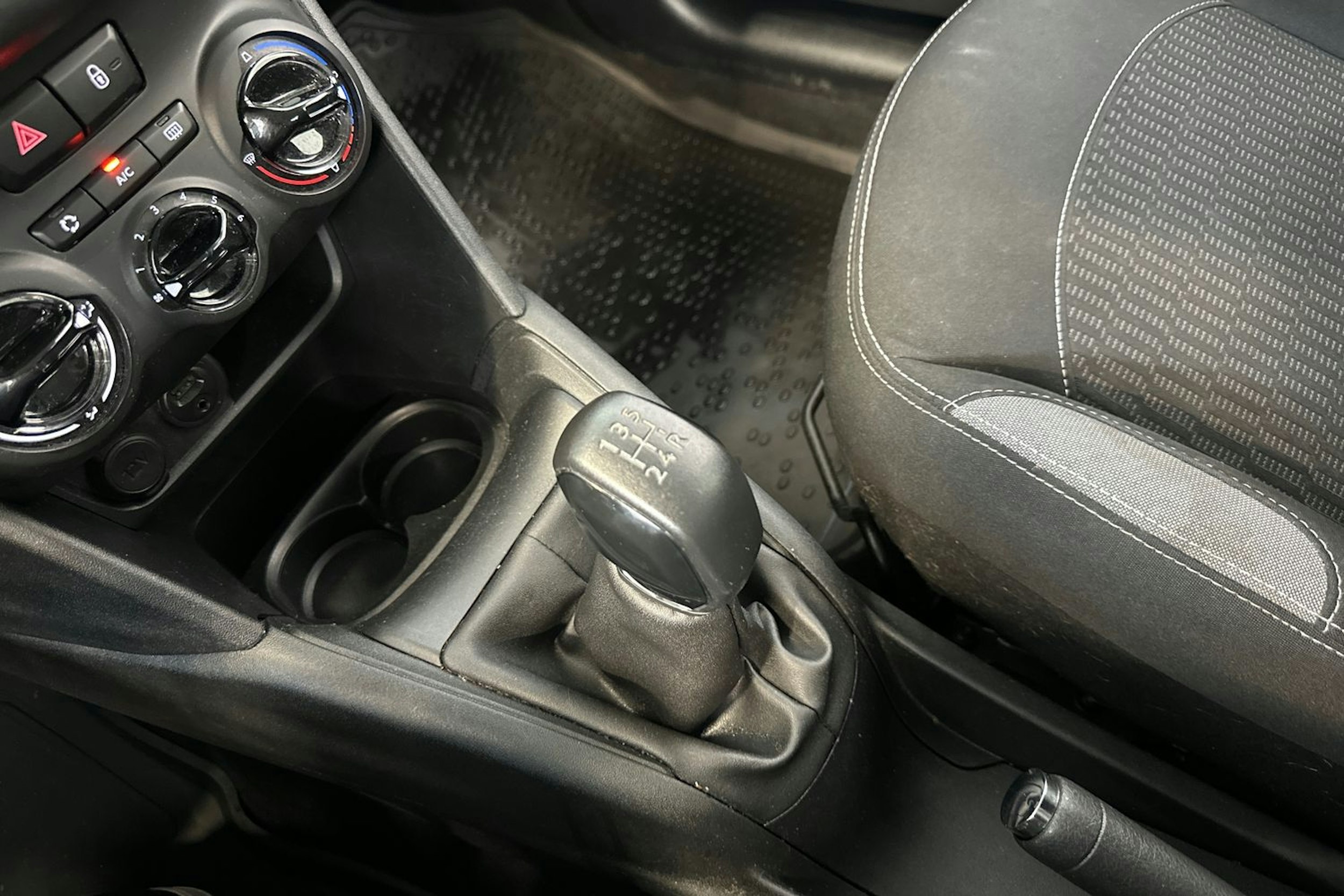 harmaa Peugeot 208 2016 kuva 20.