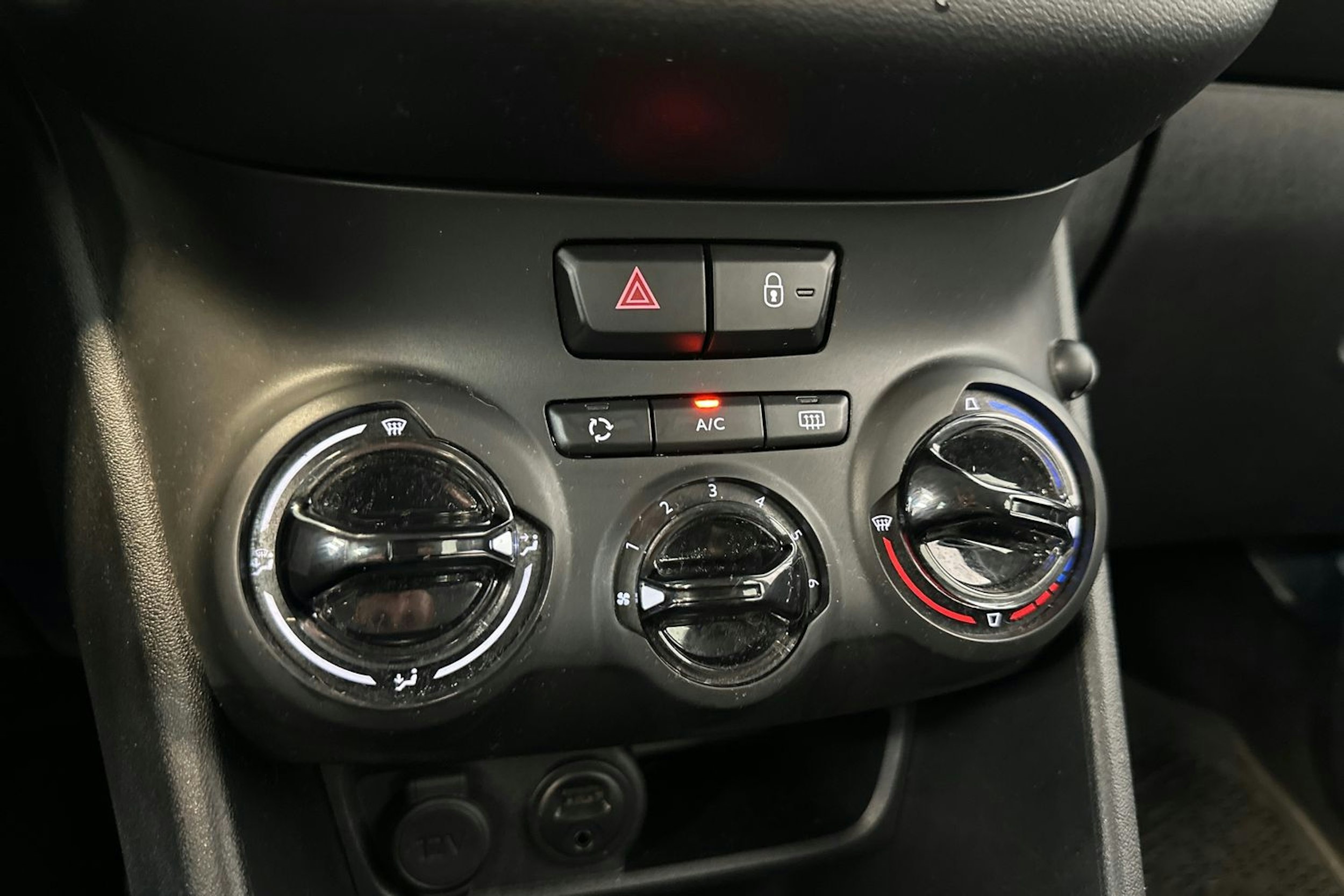 harmaa Peugeot 208 2016 kuva 22.