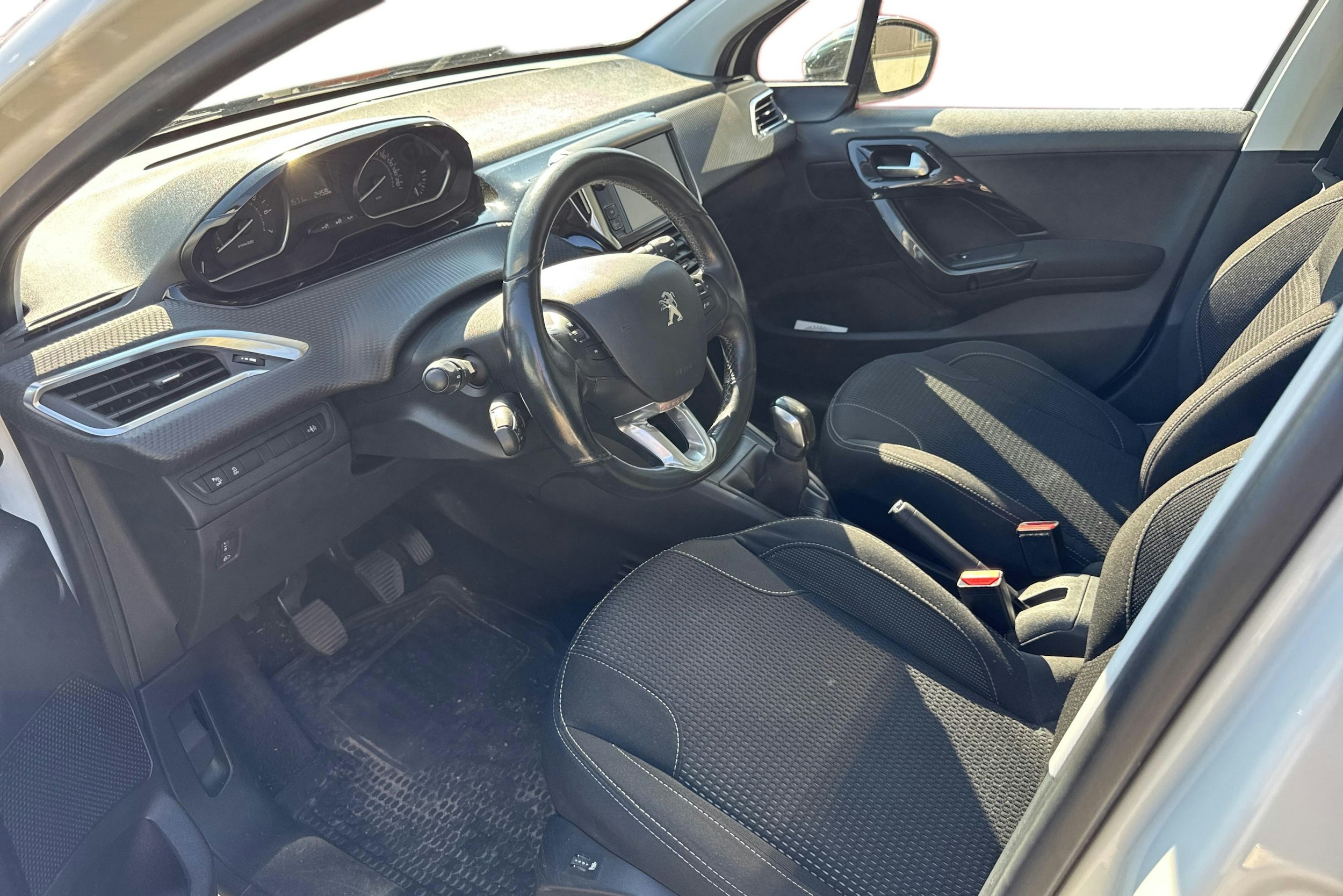 valkoinen Peugeot 208 2017 kuva 3.