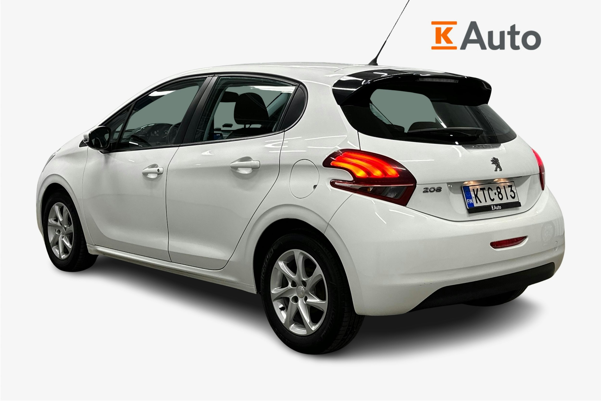 valkoinen Peugeot 208 2018 kuva 2.