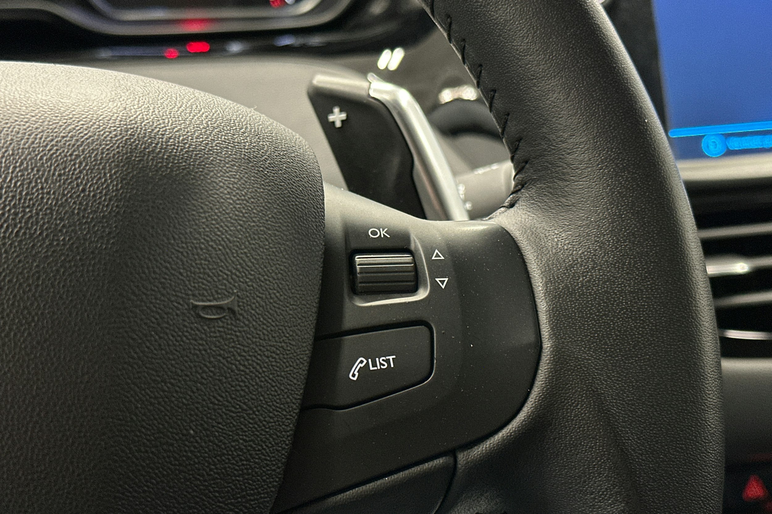 valkoinen Peugeot 208 2018 kuva 11.