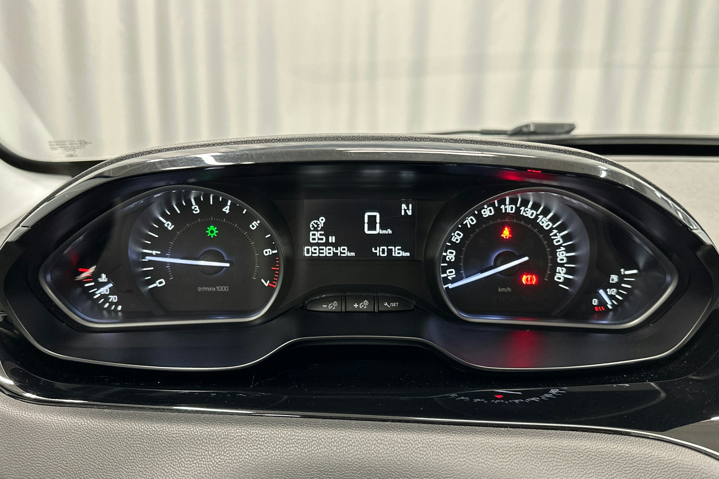 valkoinen Peugeot 208 2018 kuva 12.
