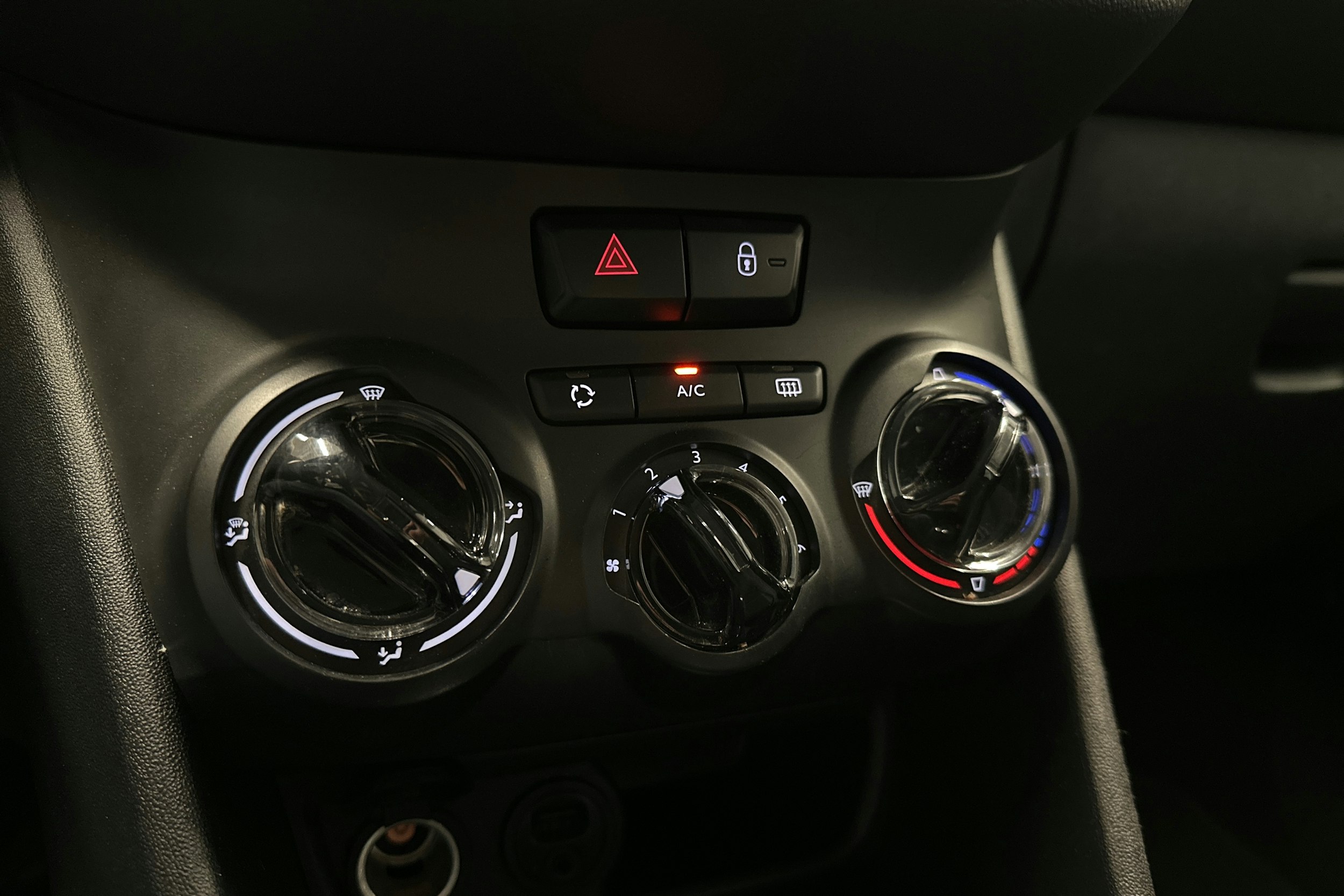 valkoinen Peugeot 208 2018 kuva 16.
