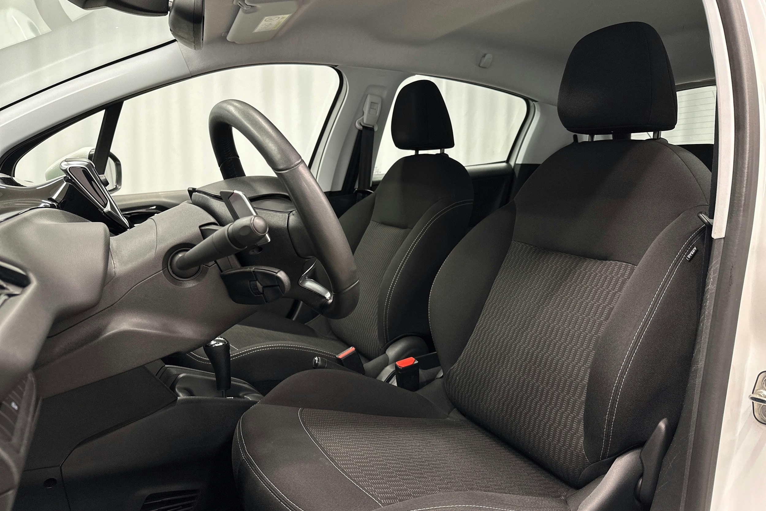valkoinen Peugeot 208 2018 kuva 17.