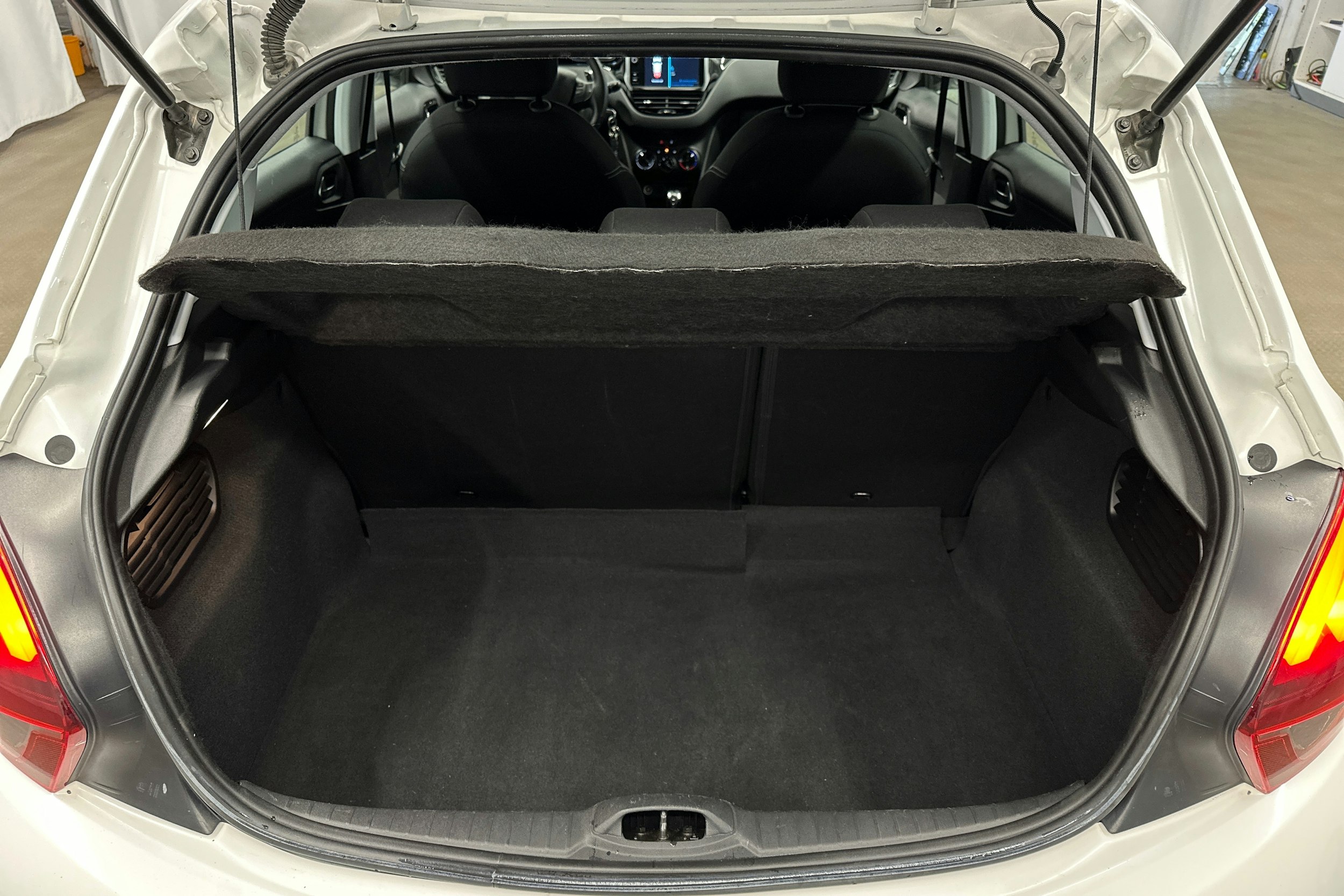 valkoinen Peugeot 208 2018 kuva 21.