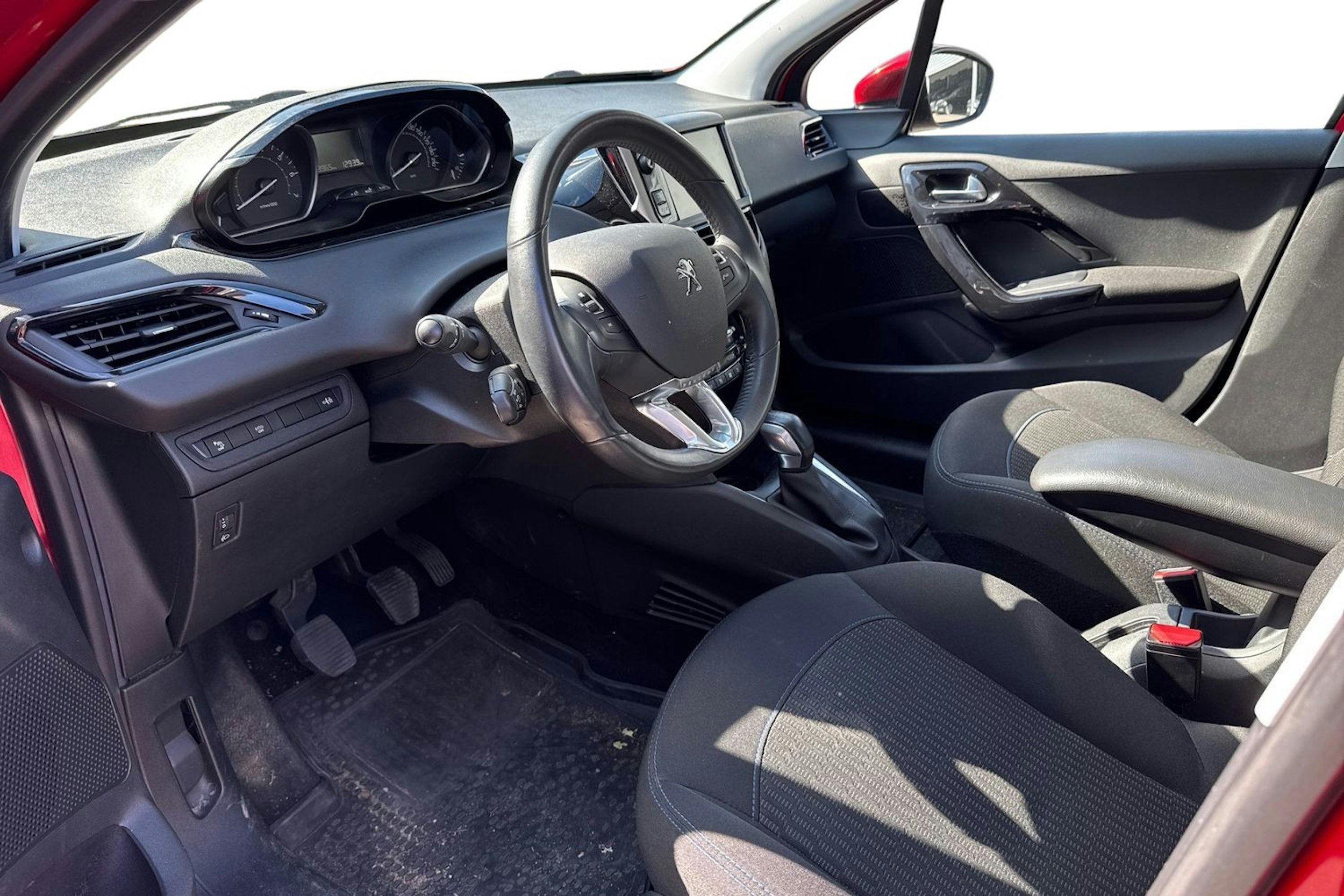 met. punainen Peugeot 208 2019 kuva 3.