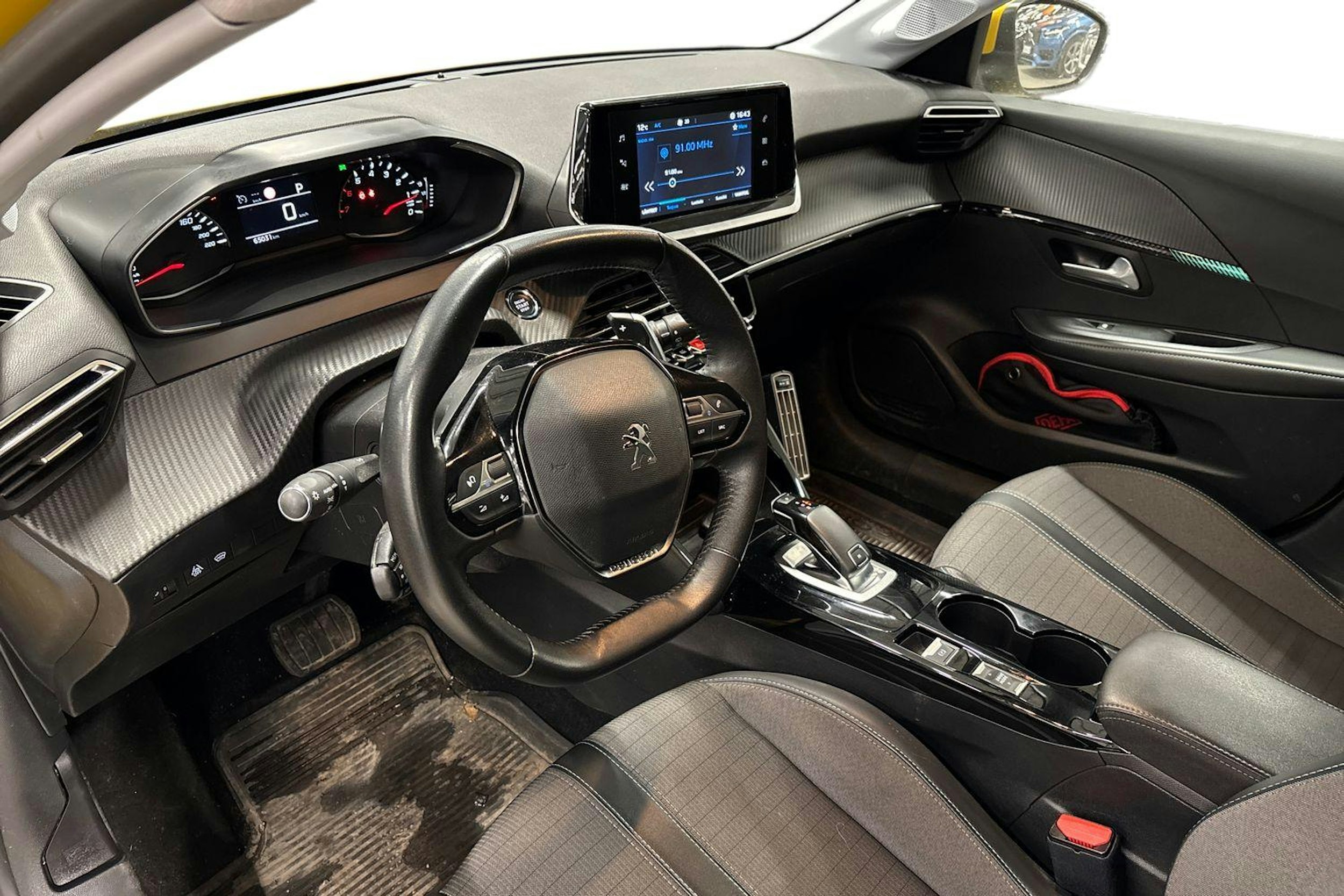 keltainen Peugeot 208 2021 kuva 3.