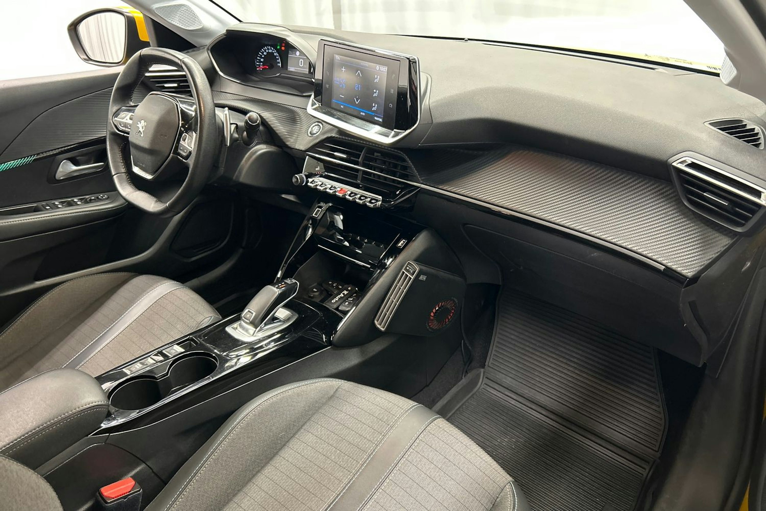 keltainen Peugeot 208 2021 kuva 14.