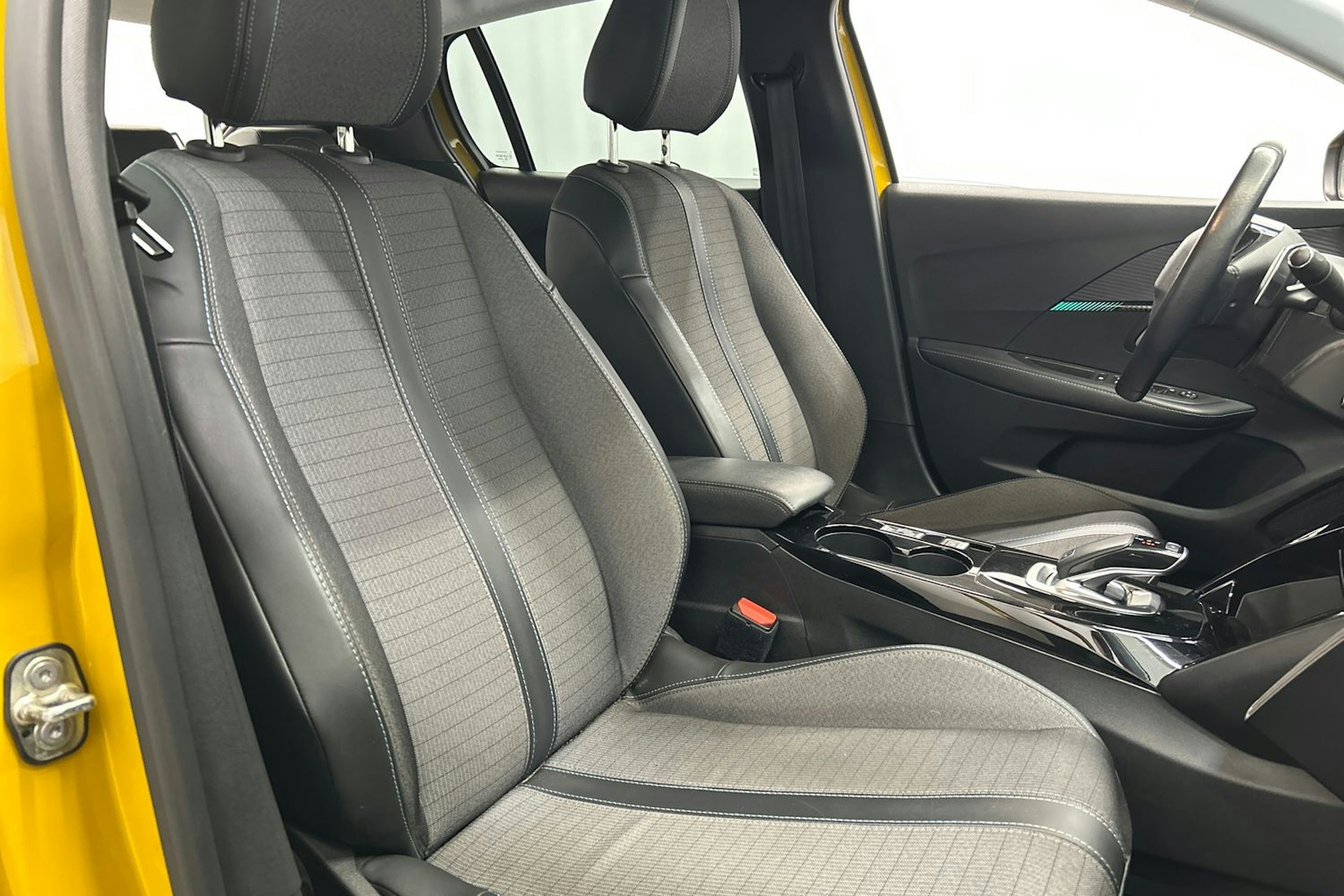 keltainen Peugeot 208 2021 kuva 15.