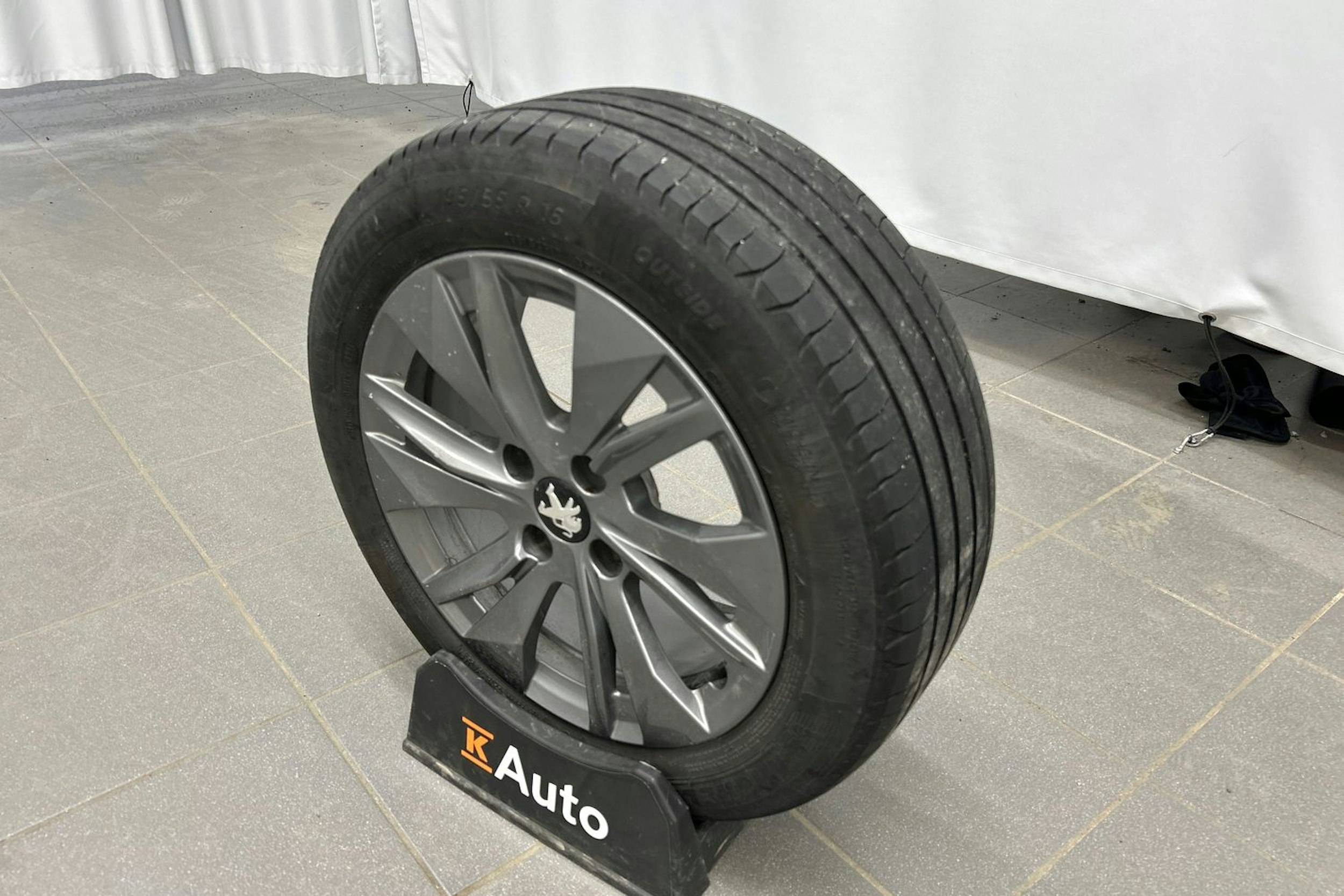 keltainen Peugeot 208 2021 kuva 17.