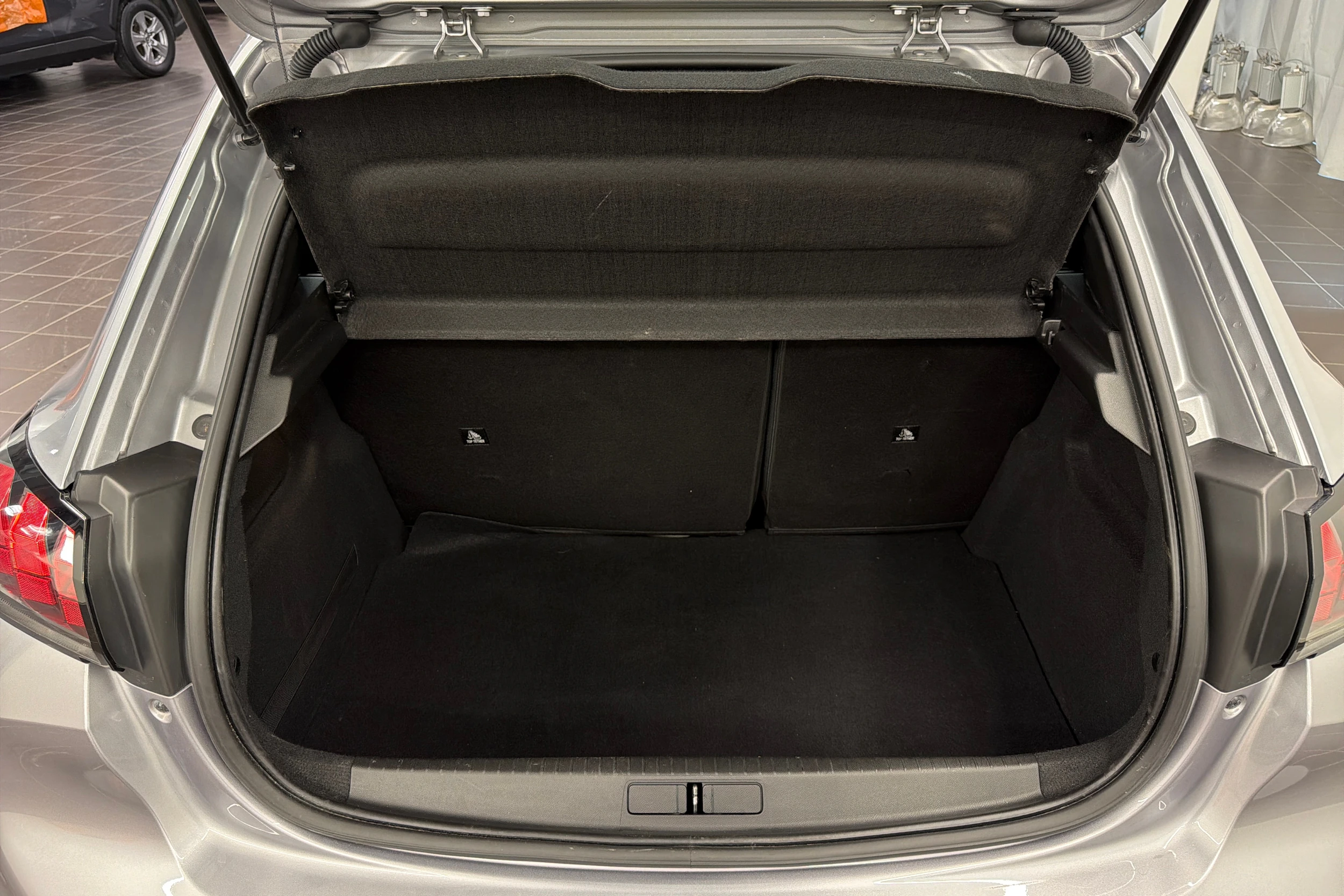harmaa Peugeot e-208 2022 kuva 15.
