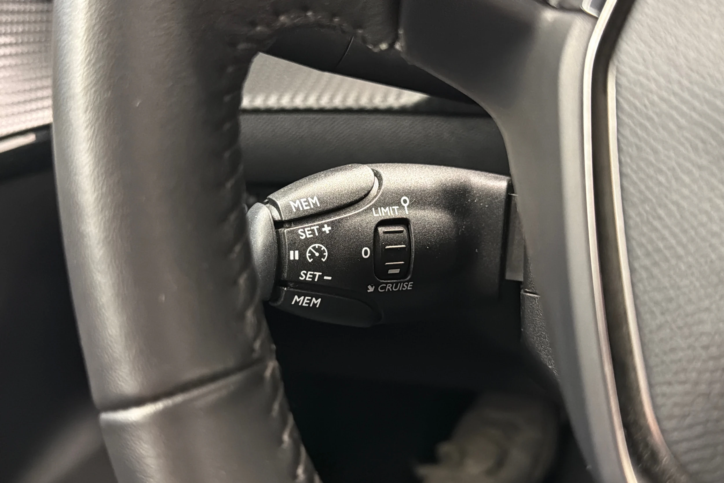 harmaa Peugeot e-208 2022 kuva 21.