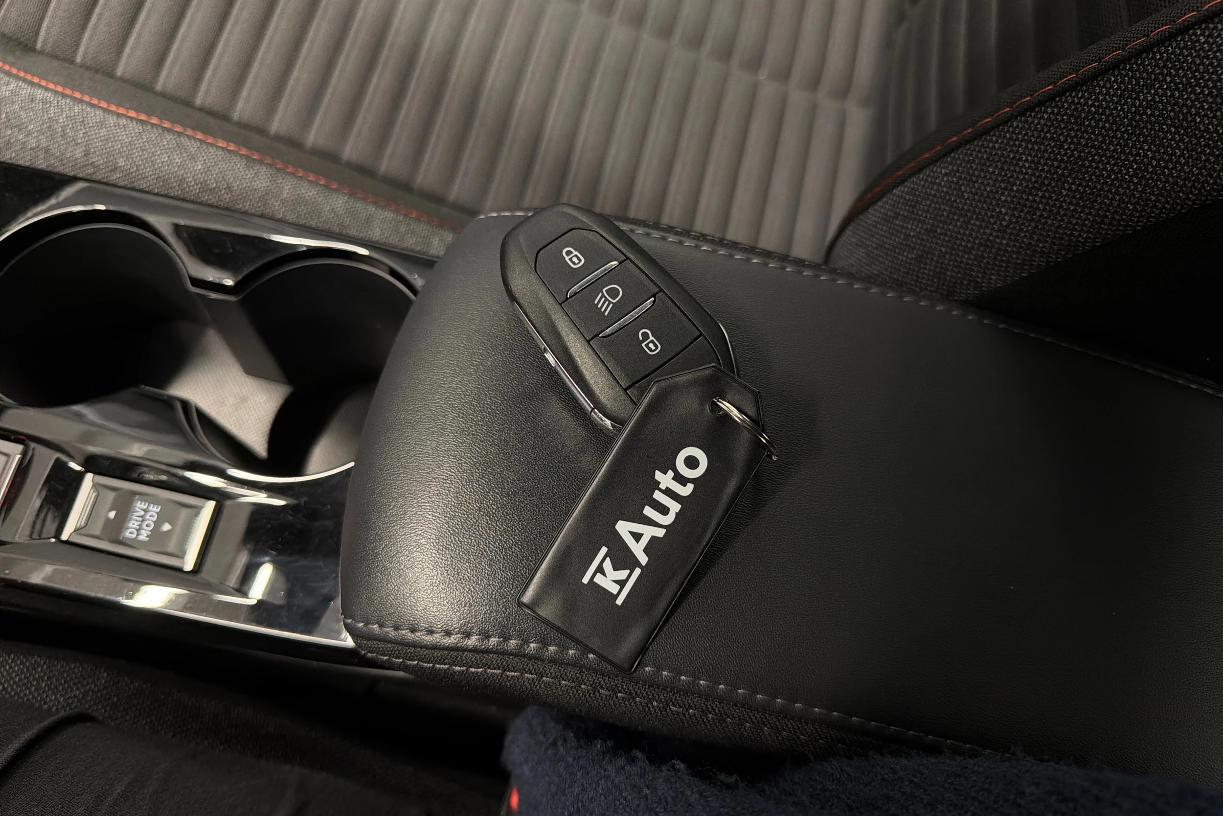 harmaa Peugeot e-208 2022 kuva 32.