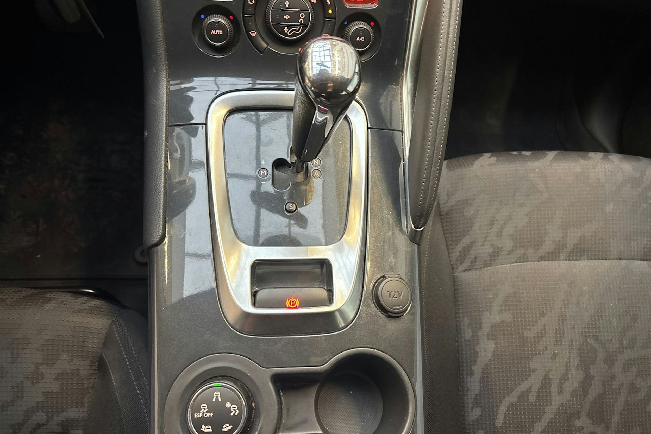 Harmaa Peugeot 3008 2010 kuva 18.