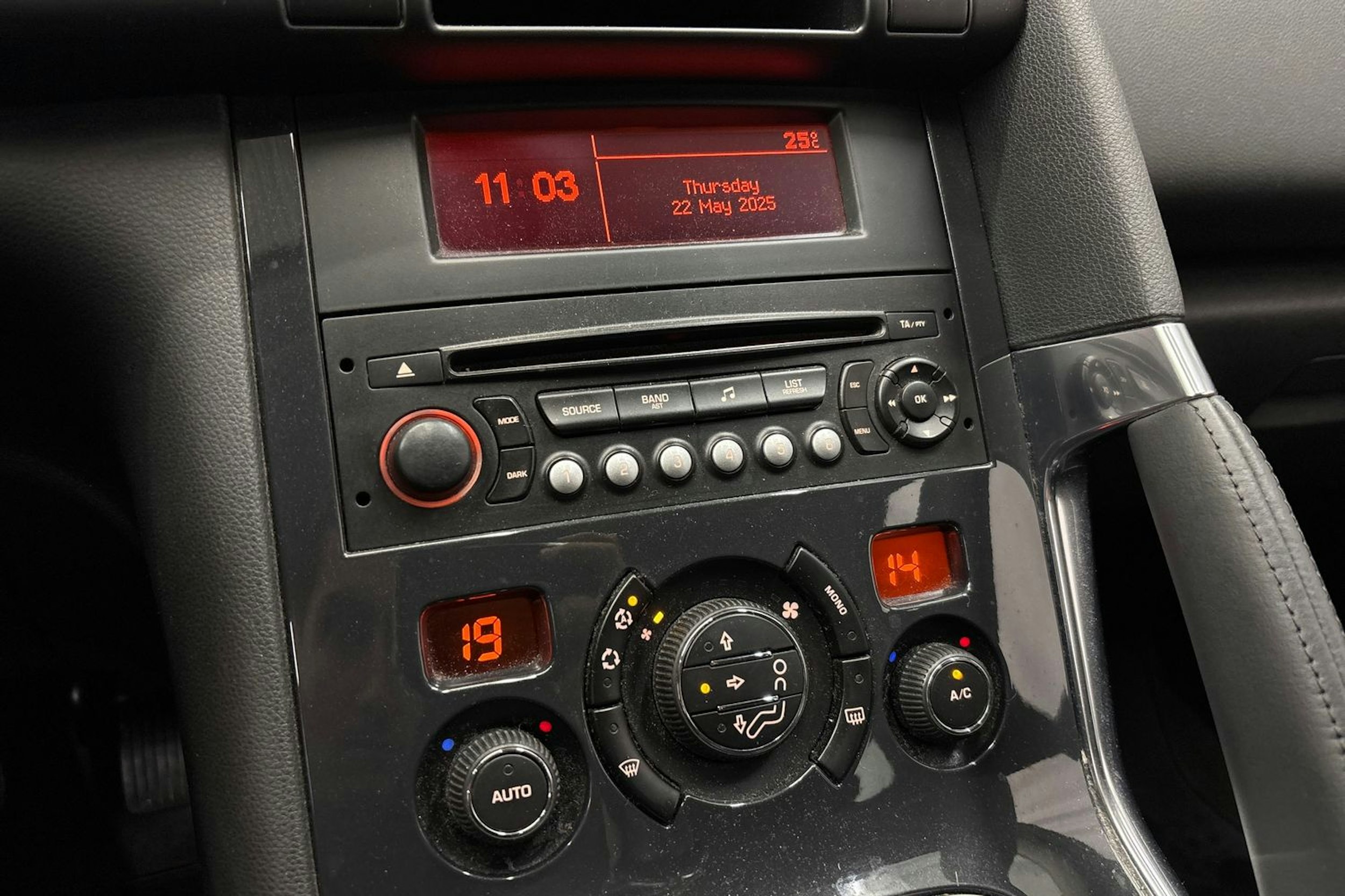 ruskea (beige) Peugeot 3008 2012 kuva 21.