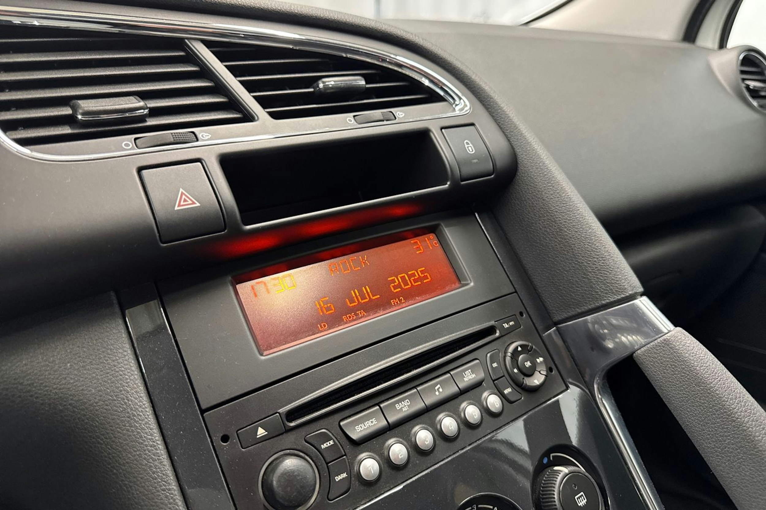 valkoinen Peugeot 3008 2013 kuva 15.