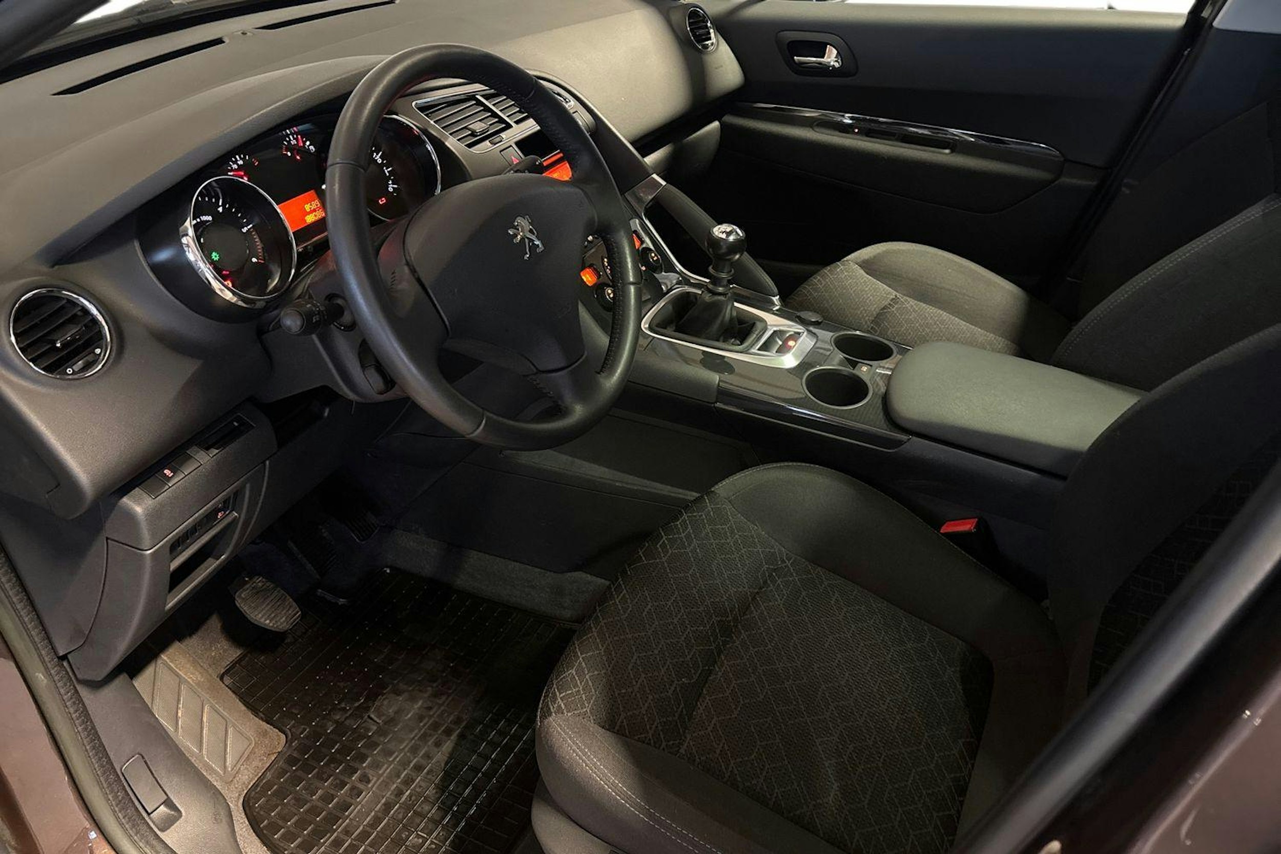 Ruskea (beige) Peugeot 3008 2014 kuva 7.