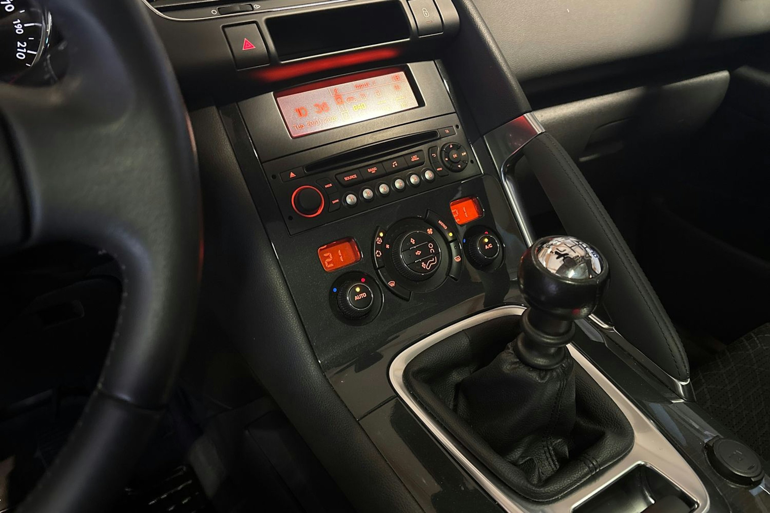 Ruskea (beige) Peugeot 3008 2014 kuva 15.