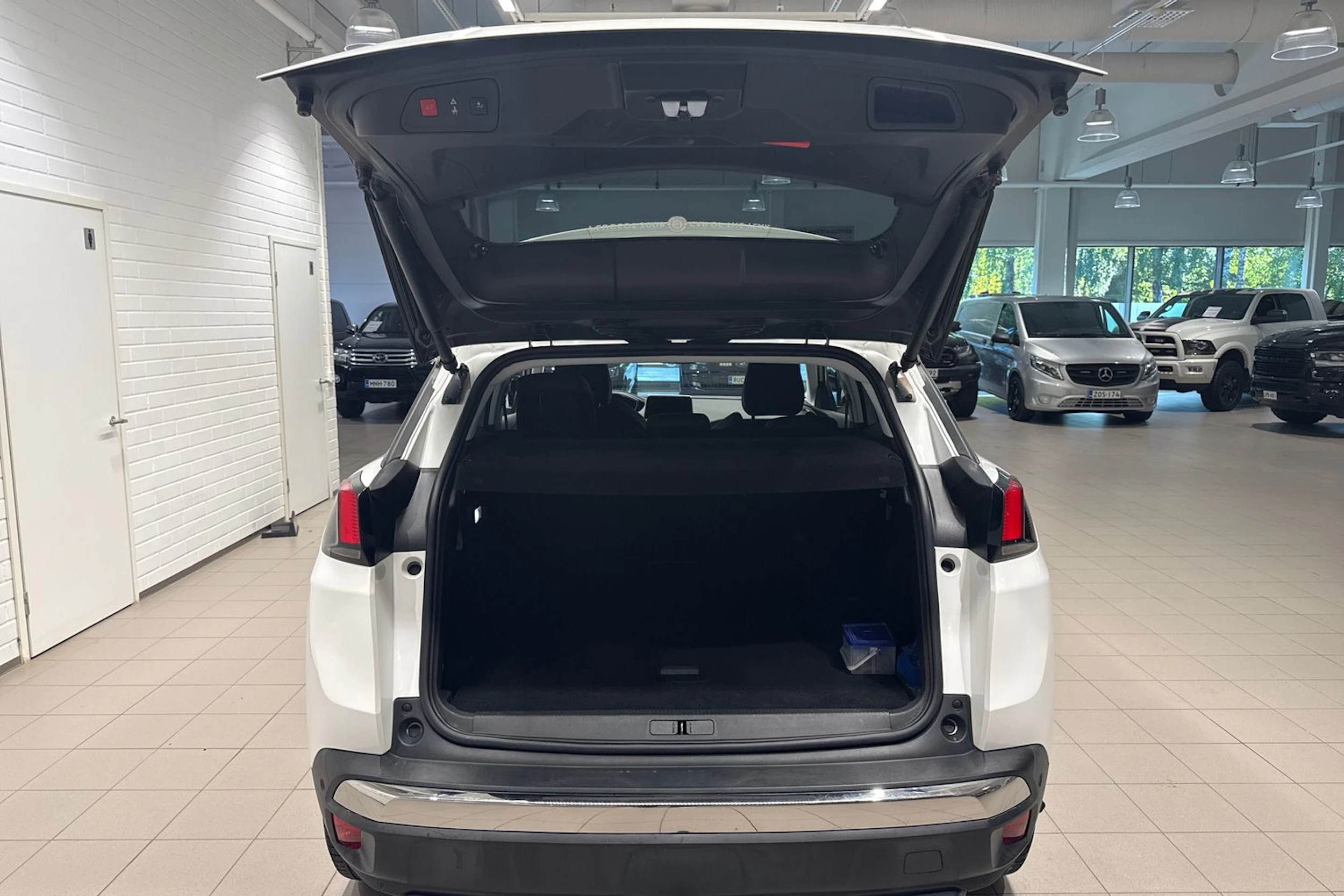 valkoinen Peugeot 3008 2017 kuva 13.